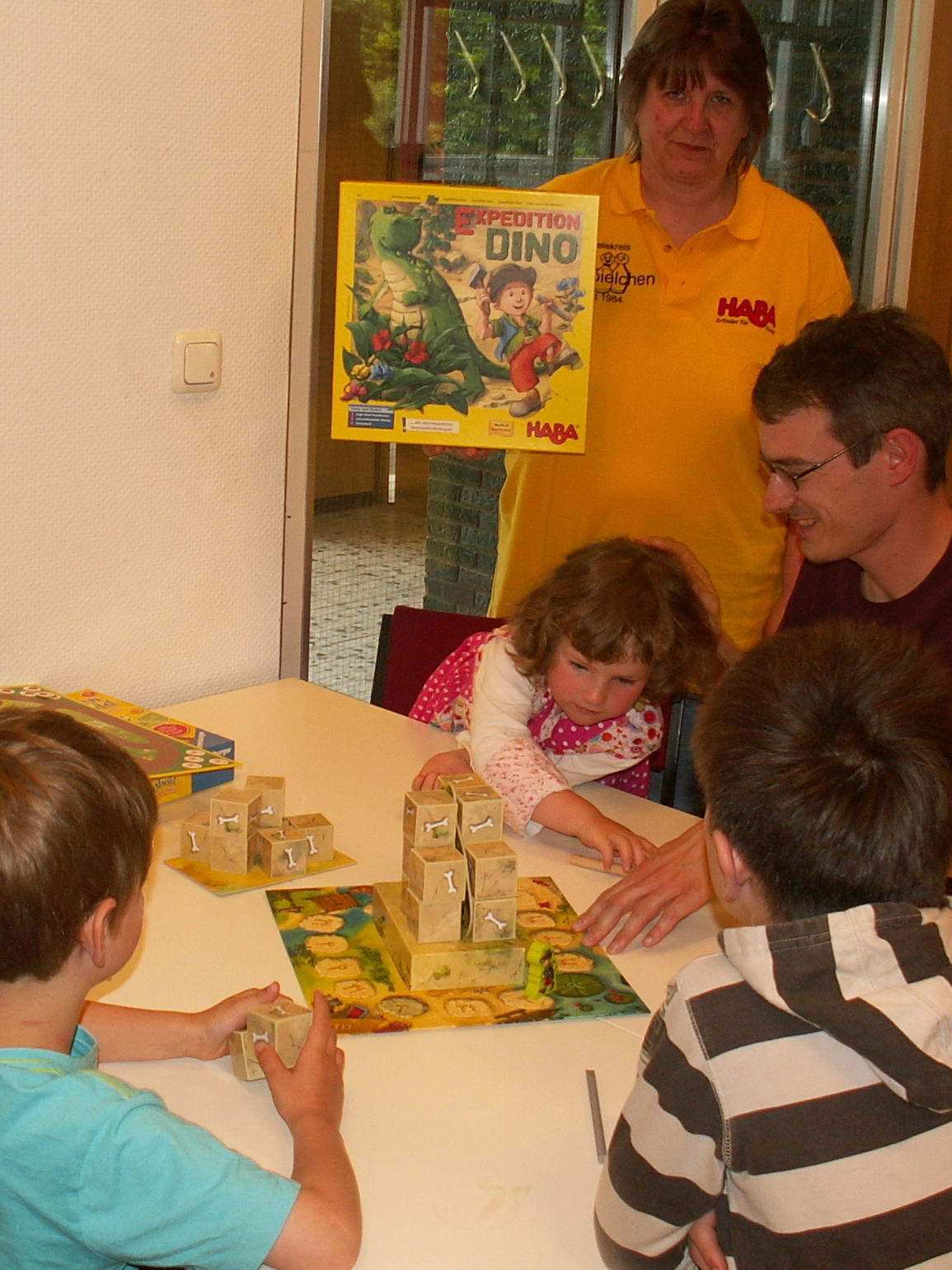 "Expedition Dino" (HABA) - Endlich ist der Dino zu sehen, da die ersten Klötze abgebaut sind.