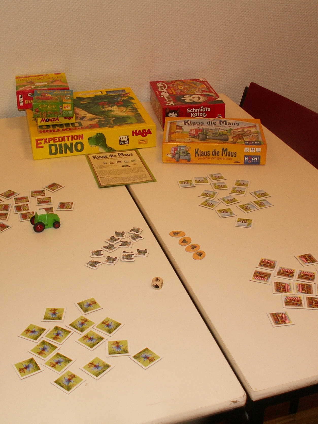 Spieletisch 5-Jährige: "Klaus die Maus entdeckt den Bauernhof" (Huch & friends), "Expedition Dino" (HABA), "Schmidt's Katze" (Schmidt Spiele), "Monza - Das Kartenspiel" (HABA), "Ring'L'Ding" (Amigo), "Zicke Zacke" (Zoch Spiele)