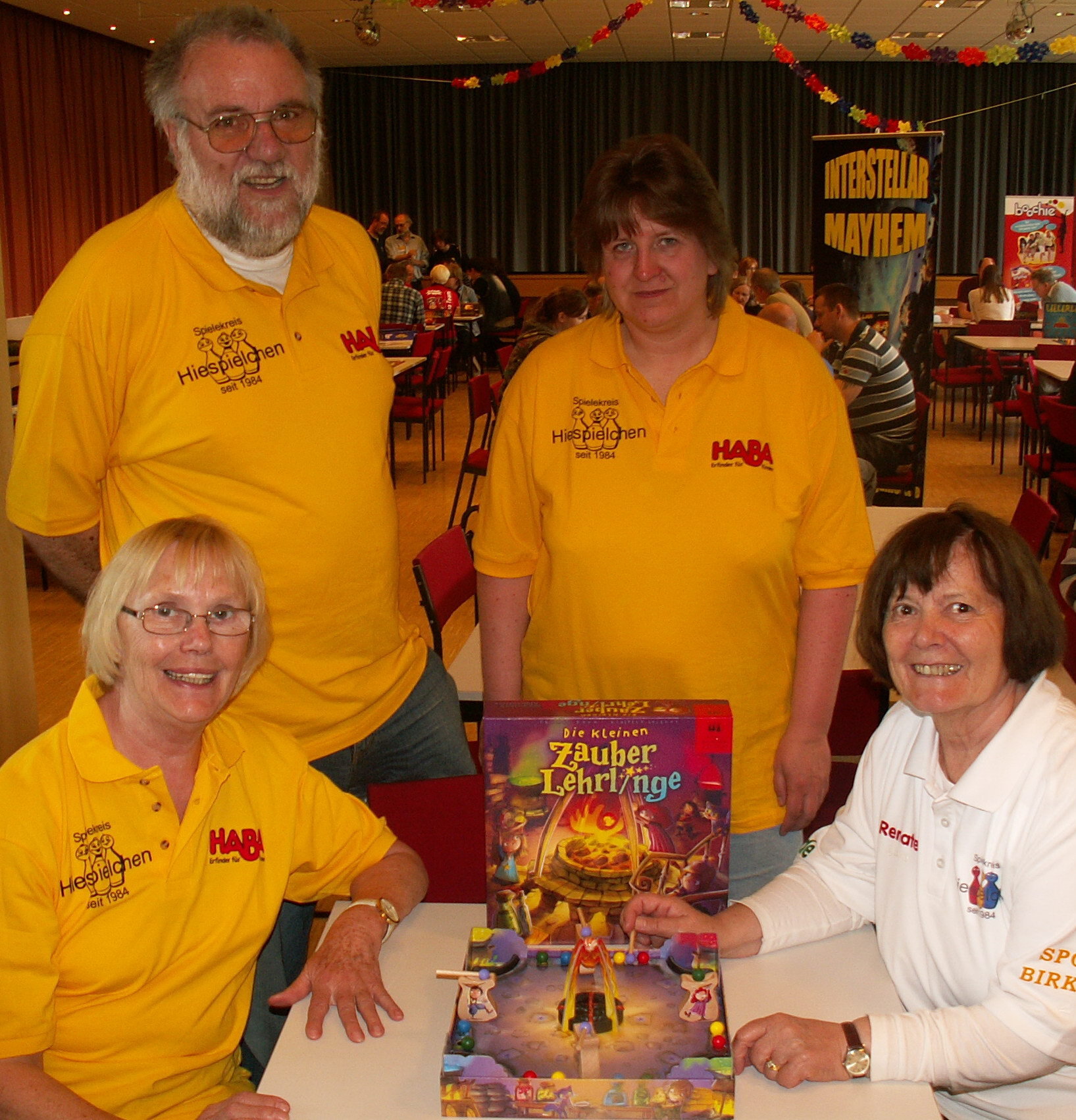 Rosi, Friedel, Silvia und Renate mit dem nominierten Spiel "Die kleinen Zauberlehrlinge" (Drei Magier Spiele)