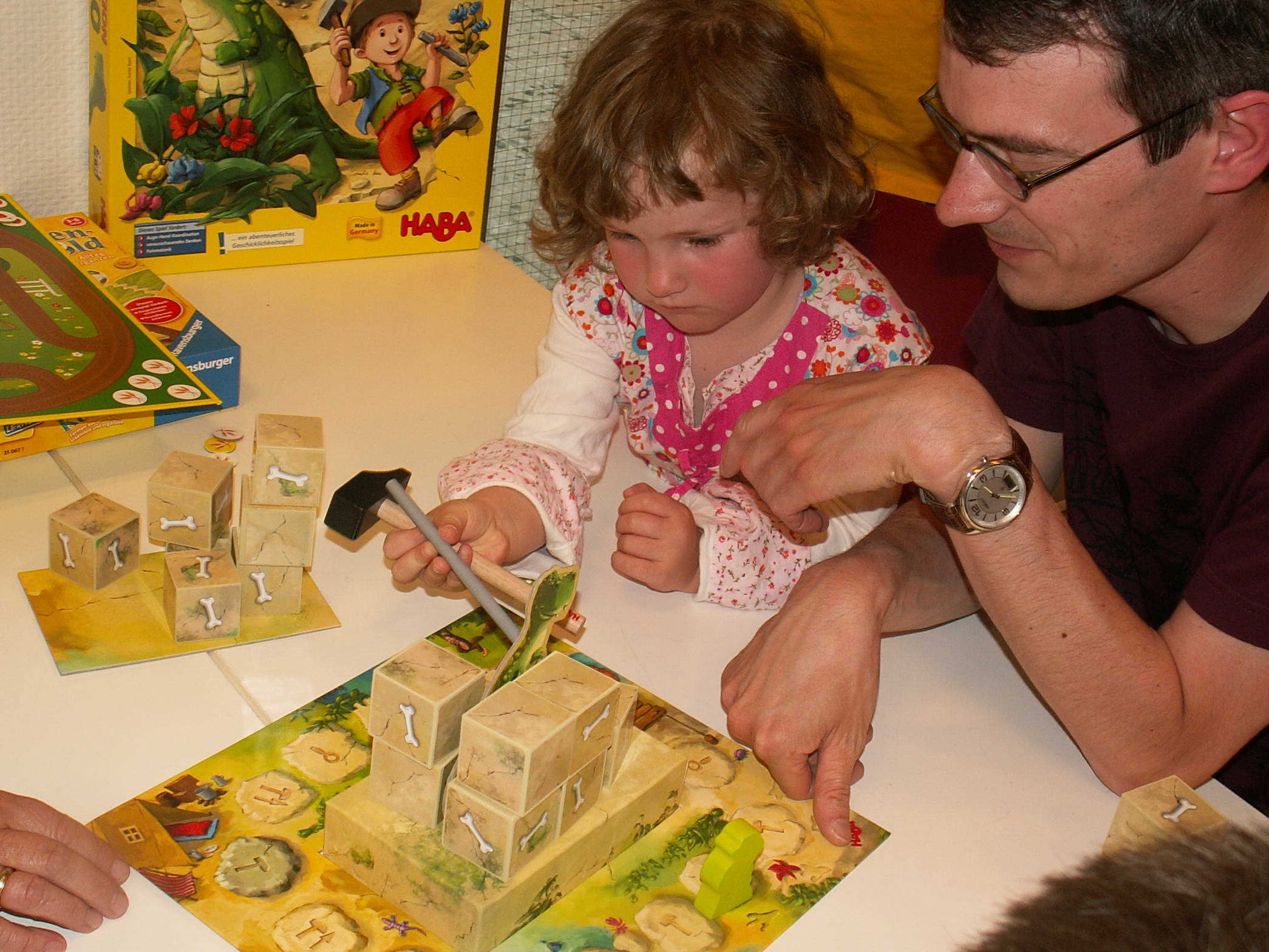 Da muss der Vater noch helfen. "Expedition Dino" (HABA)