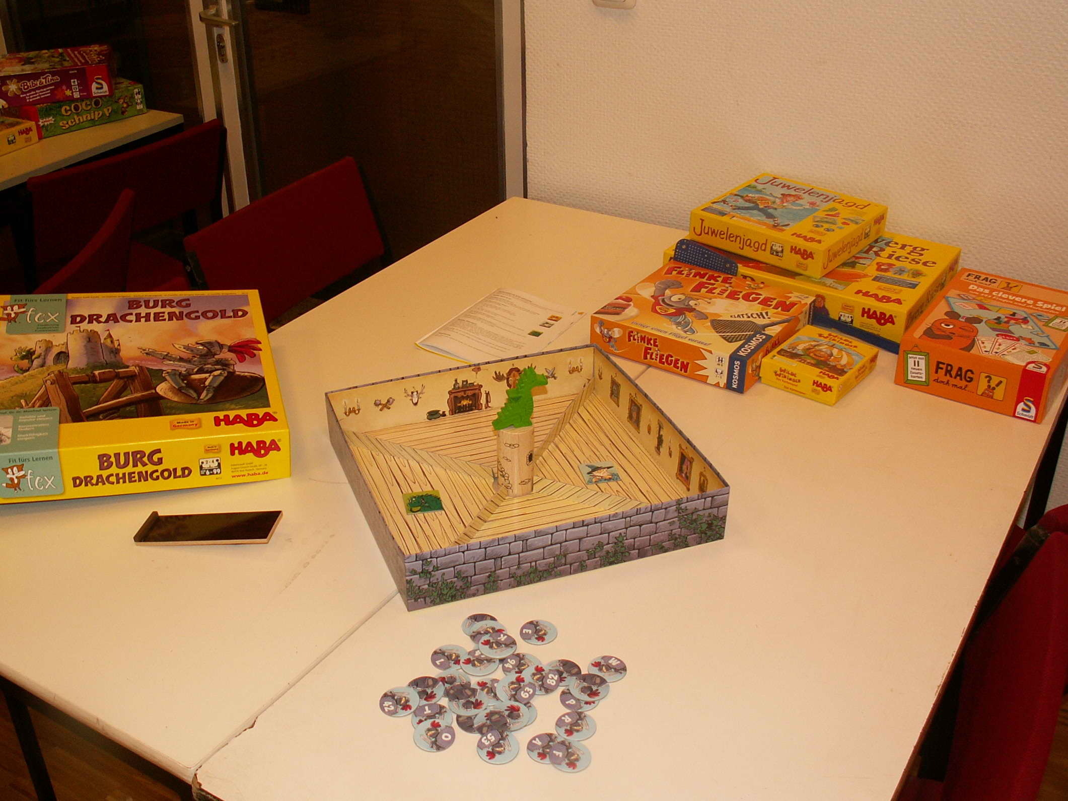 Spieletisch 6-Jährige: "Burg Drachenstein" (HABA); "Flinke Fliegen" (KOSMOS); "Frag doch mal die Maus" (Schmidt Spiele); "Juwelenjagd" - HABA; "Wilde Wikinger - Das Kartenspiel" - HABA; "Zwerg Riese" - HABA