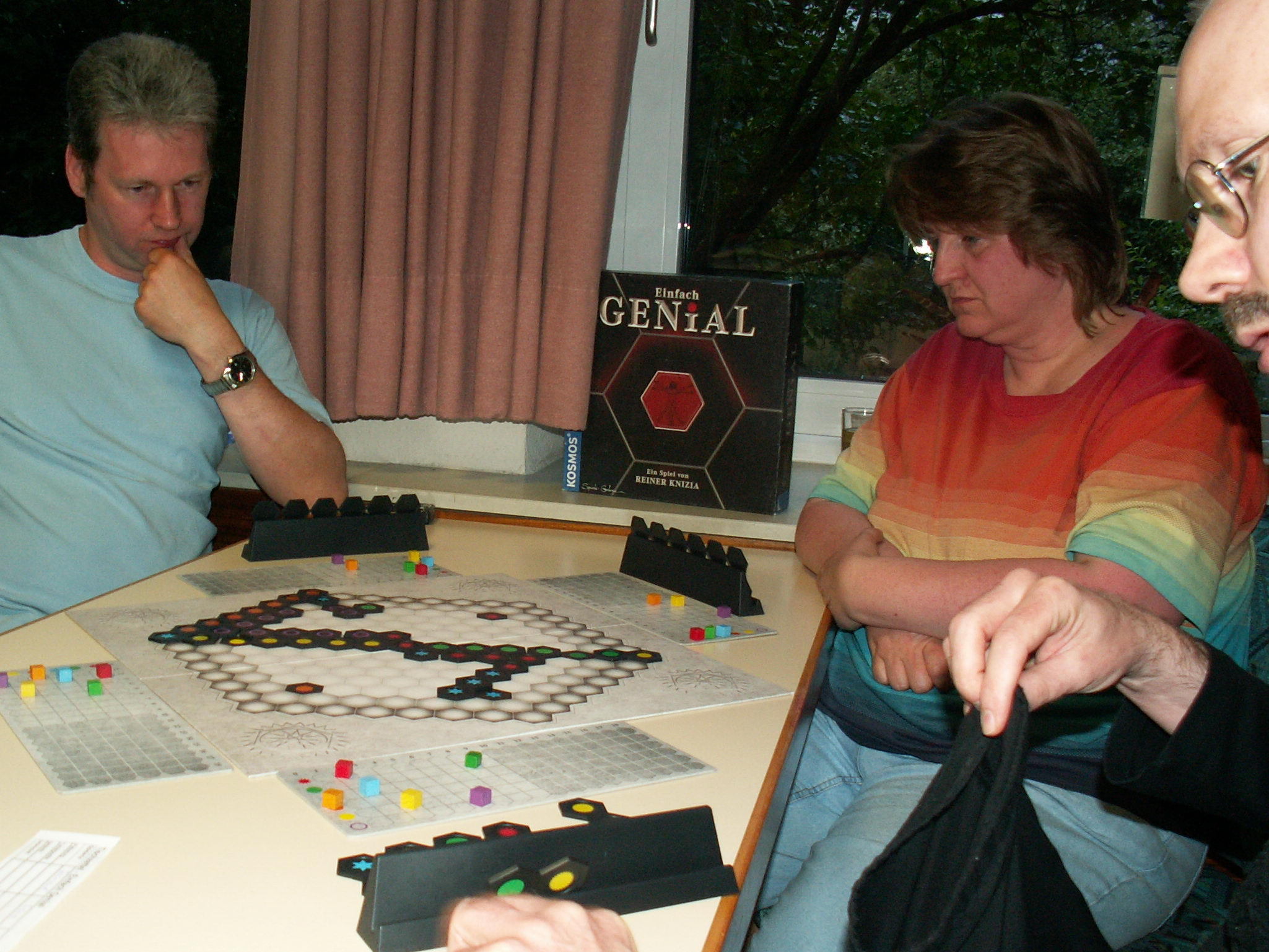 Silvia zwischen den beiden Brüdern am Spieltisch: Raimund und Norbert.