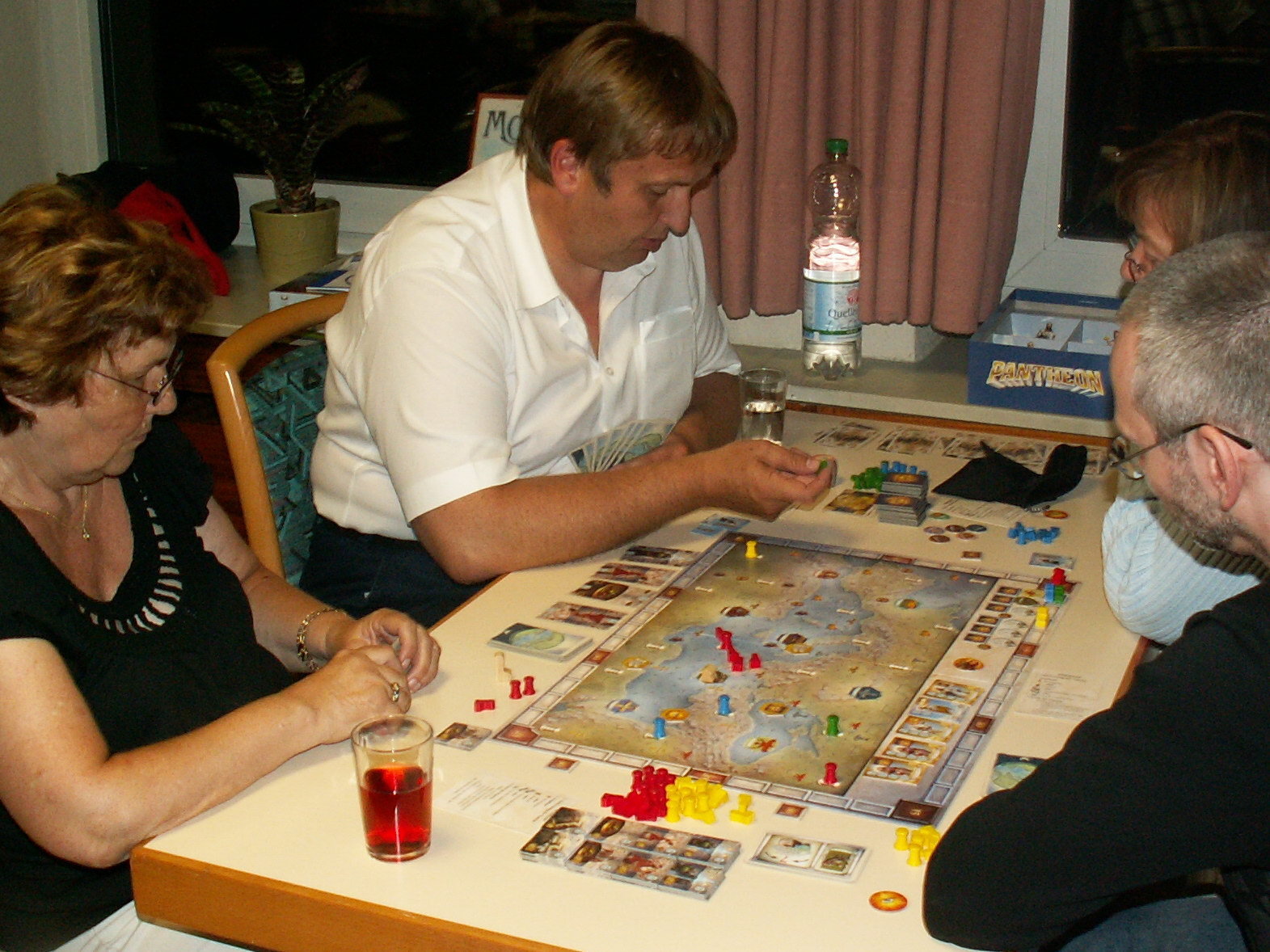 Inzwischen eine weitere Epoche im Spiel "Pantheon", eines der beiden Finalspiele bei den 22. offenen Hiesfelder Brettspielmeisterschaften im November.
