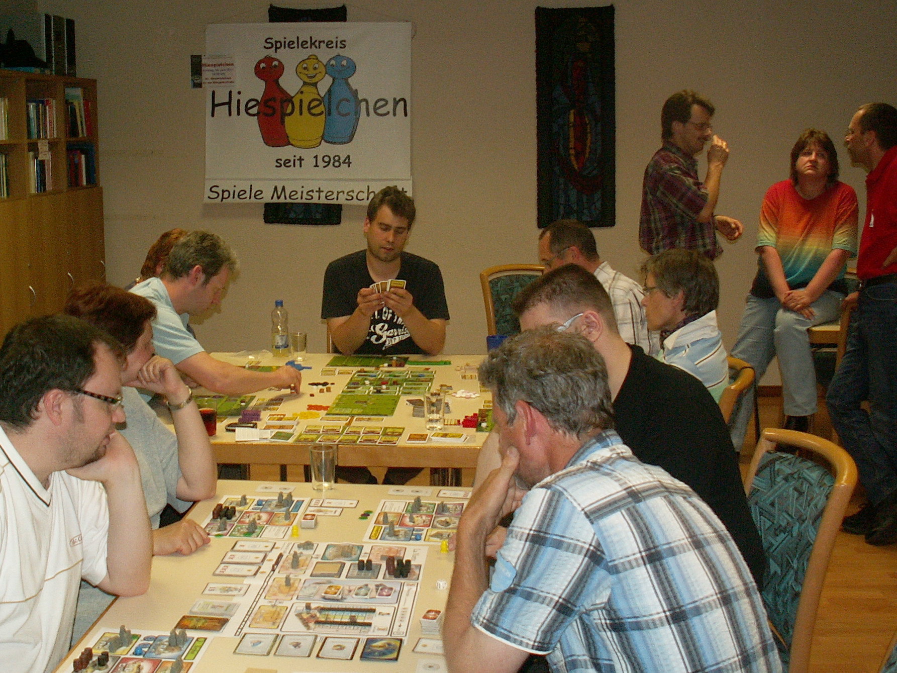 Auch beim Prototyp und bei Agricola wird noch gespielt, während die Finalisten im Hintergrund noch einmal den Spielverlauf des Turniers analysieren.