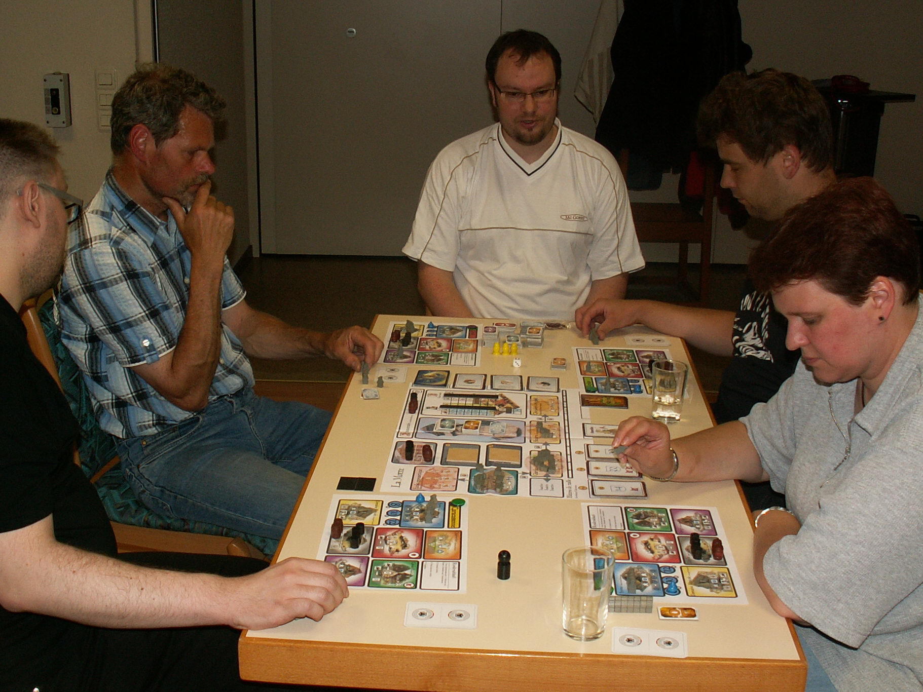 André moderiert das Spiel mit dem Prototyp.