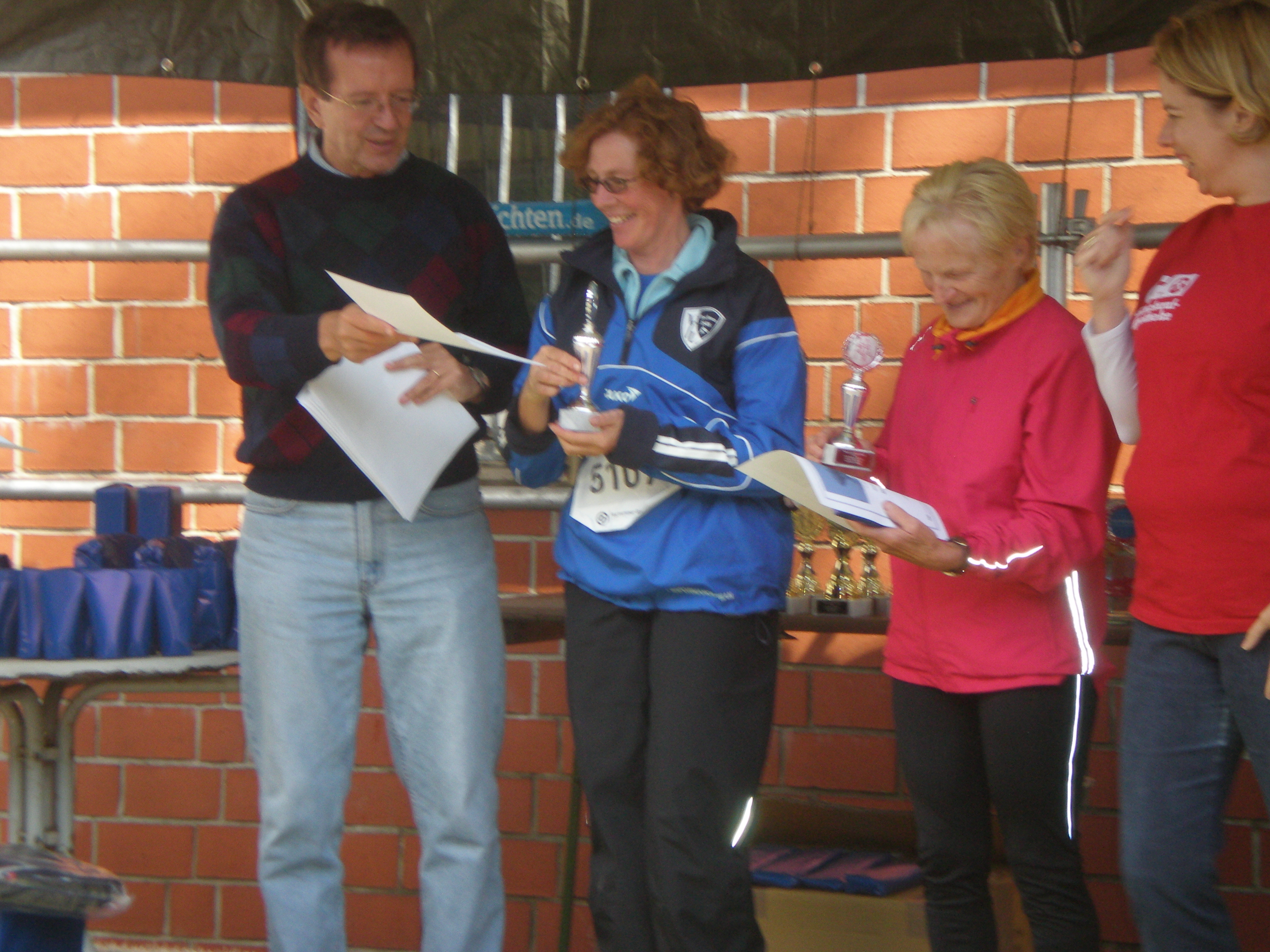 Siegerehrung des 5 km Nordic-Walking, 1 Platz Dagmar Neumann, 2 Platz Marie-Luise Grohe.