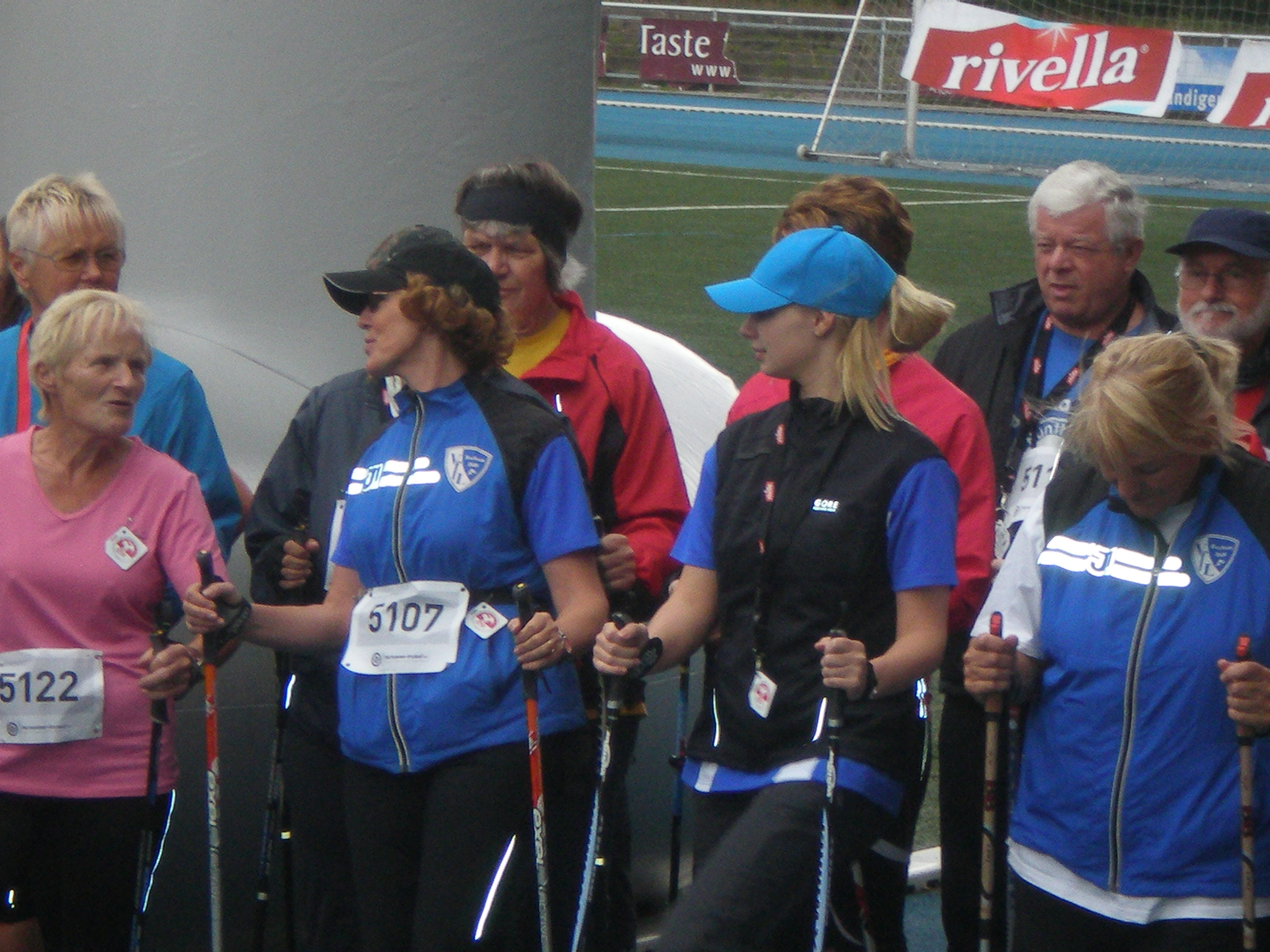 5 km Nordic-Walkng vor dem Start, 5122 Marie-Luise Groh neben 5107 Dagmar Neumann, Ann Kathrin Neumann und Helga Schulz.