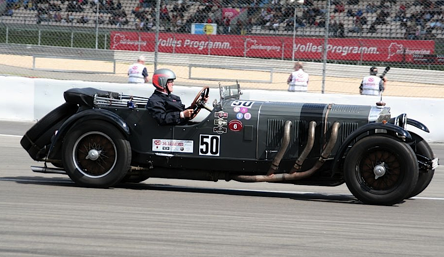 Er war so etwas wie der Star des Flugtages 2005: Franz Maag in seinem 83 Jahre altem Mercedes SSK. Legenden wie Rudolf Caraciola begründeten mit diesem Kompressor-Boliden den Ruhm der Marke mit dem Stern.