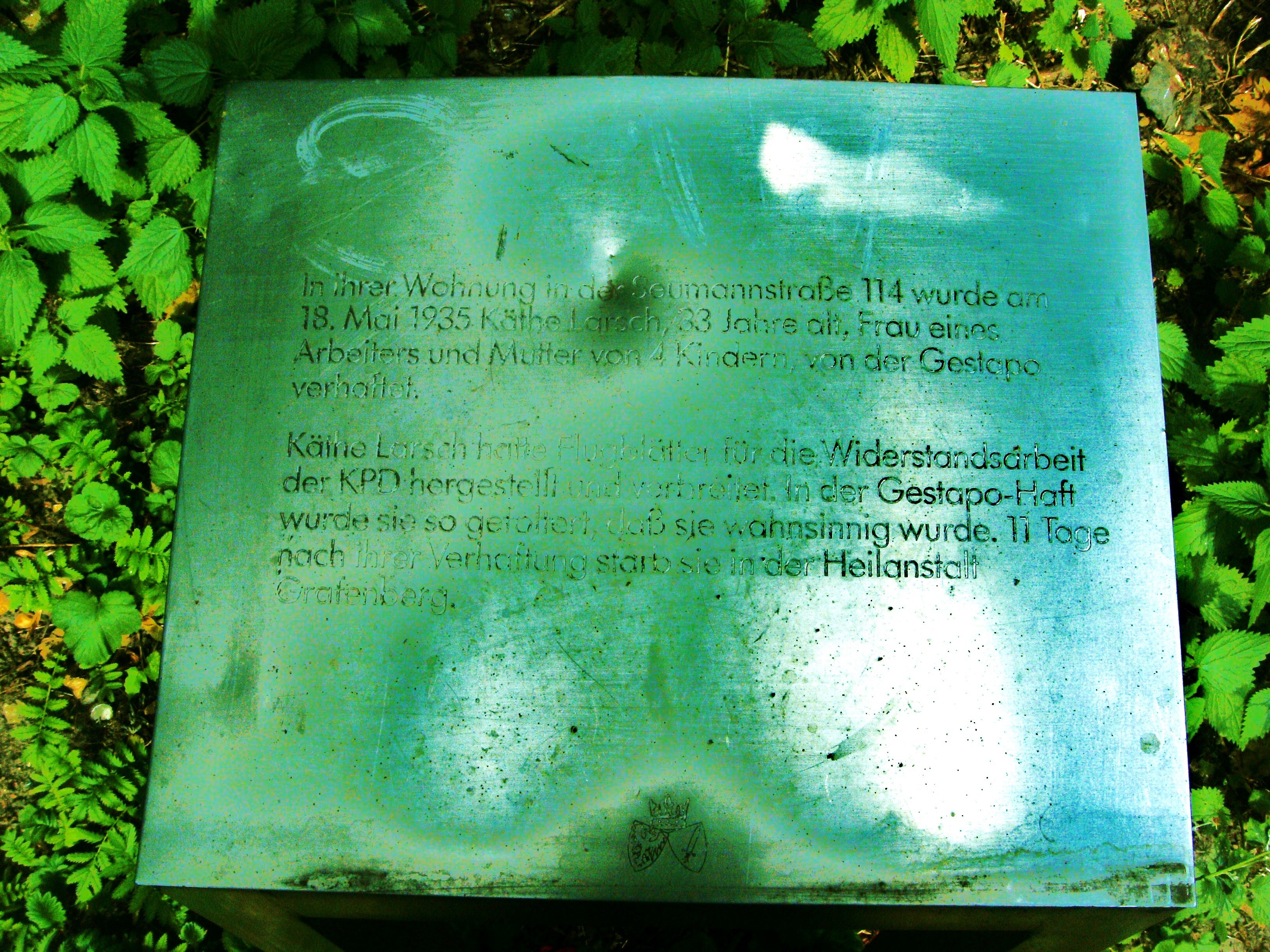 Der gut 20 jahre alte Text der Gedenktafel für Käthe Larsch ist nur noch für besonders aufmerksame Leser und LeserInnen zu entziffern,