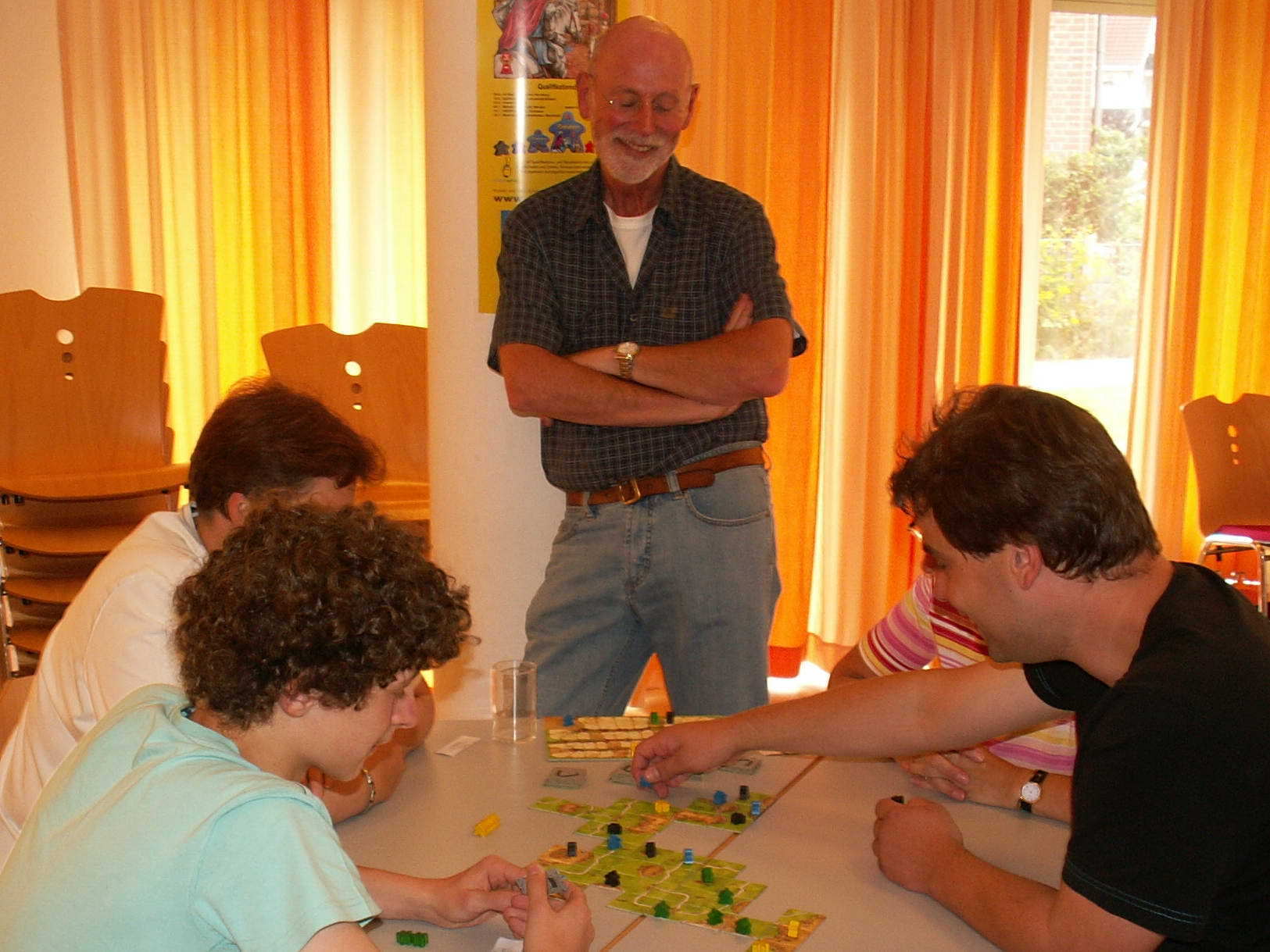 Vorrunde mit Nils, Marion, Kristiane und Stefan. Gerd schaut interessiert zu.