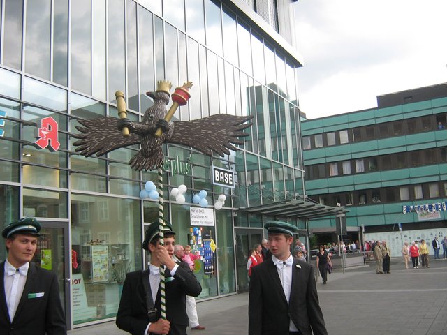Hier wird der Vogel präsentiert , der kommenden Montag ausgeschossen wird.