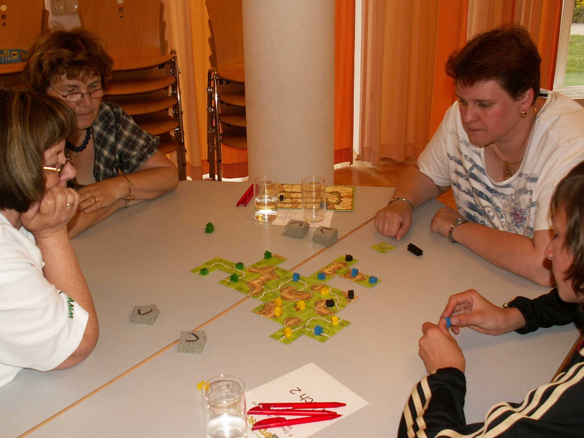 Vorrunde mit Renate, Elke, Marion und Linus.