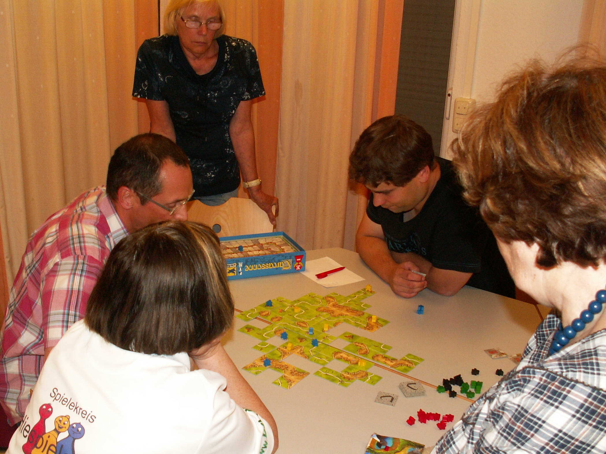 Inzwischen verfolgen die anderen SpielerInnen gespannt die Finalpartie.