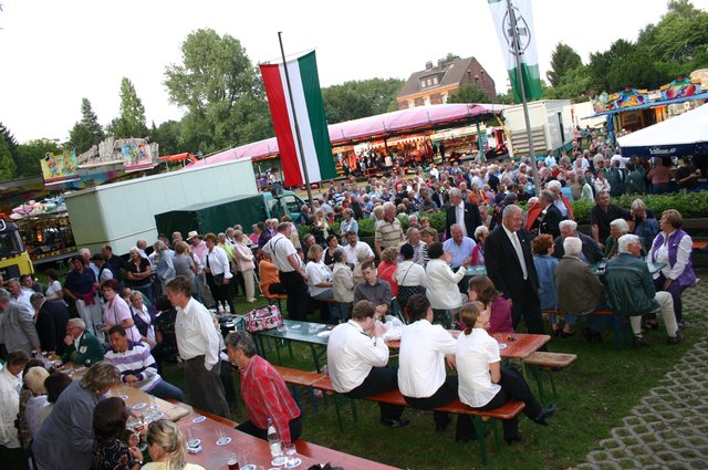 Vor dem Königsschuss ist der Festplatz gut gefüllt.