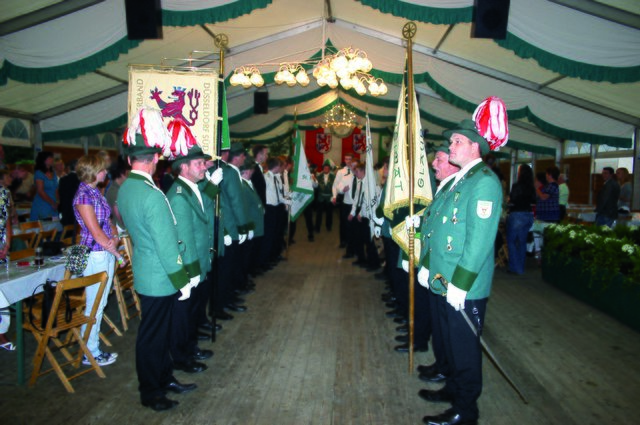 Nur einer von vielen traditionellen Höhepunkten der Schützen: die Aufstellung zum Einmarsch der Majestäten.