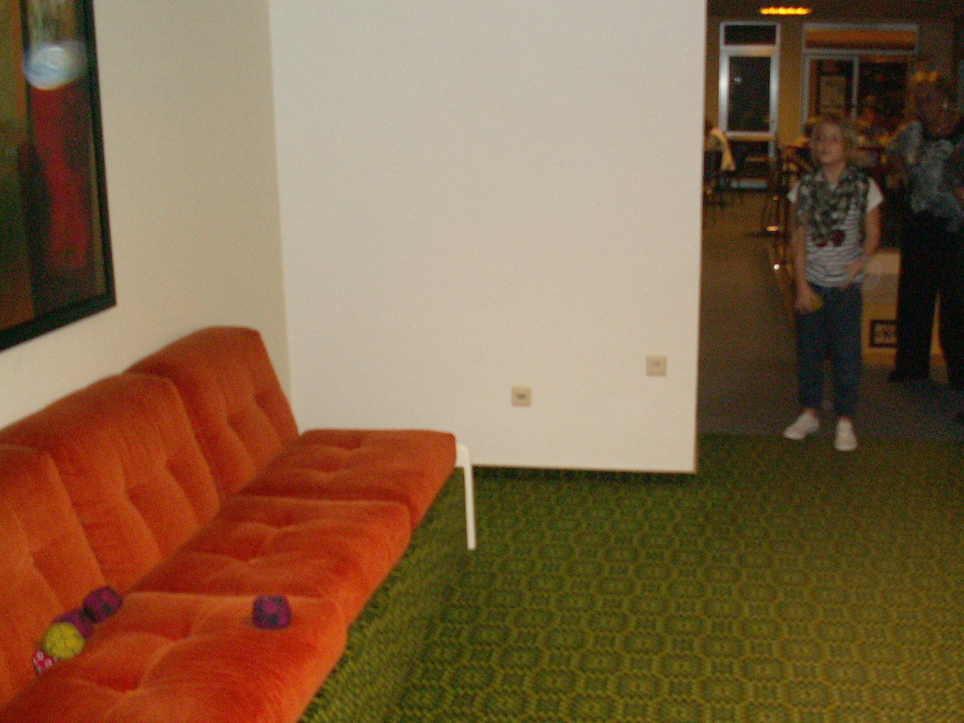 Diesmal ist das Ziel für die Kugeln die Couch.