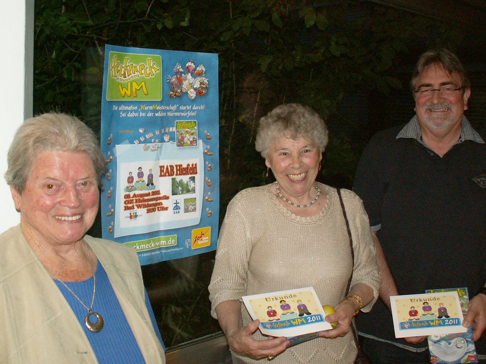 Alle strahlen, von links nach rechts: Trude auf Platz Drei, Rosina als Zweite und der Sieger Manfred.