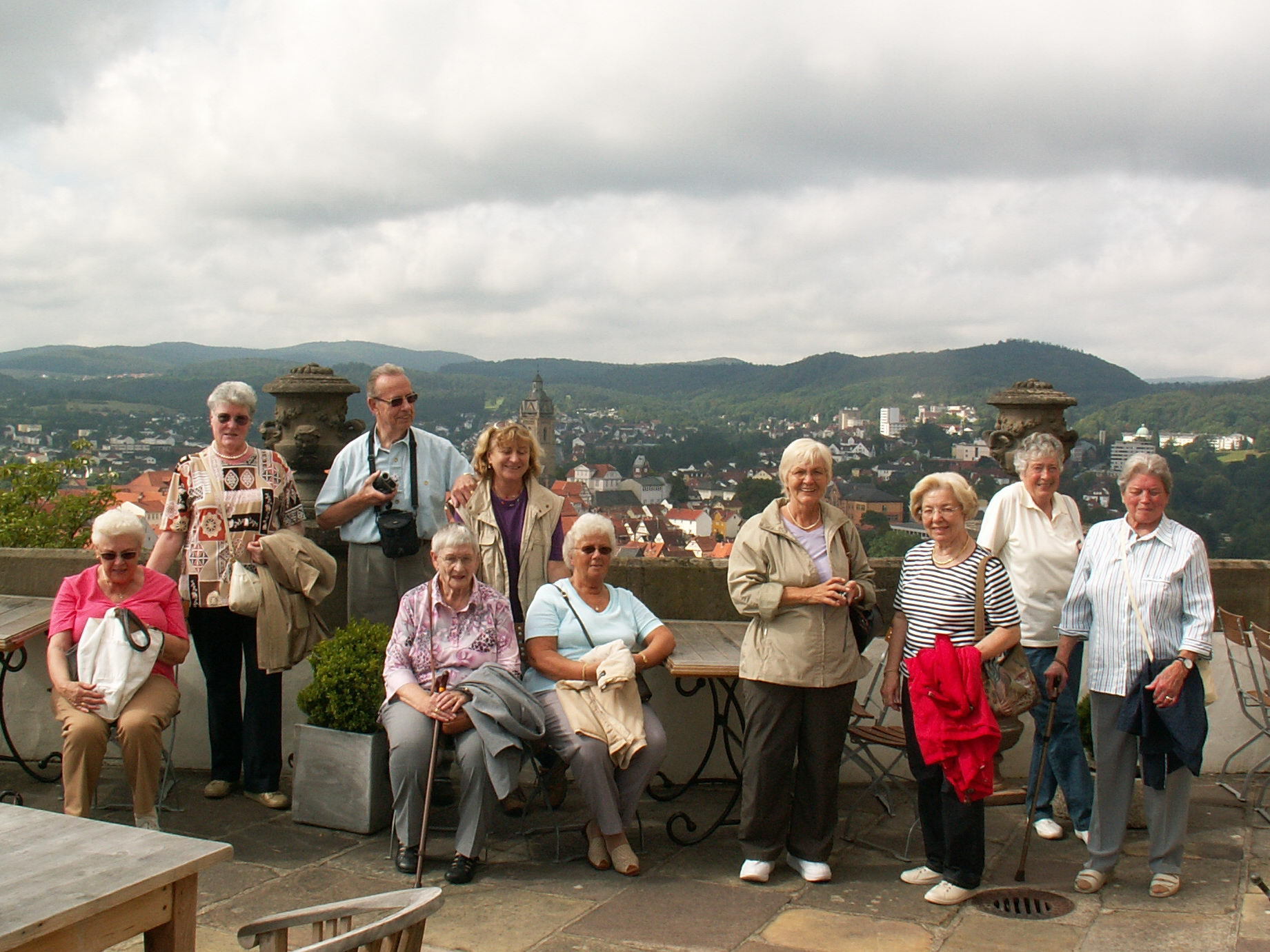 Einige Hiesfelder auf der Terrasse des Schlosses.