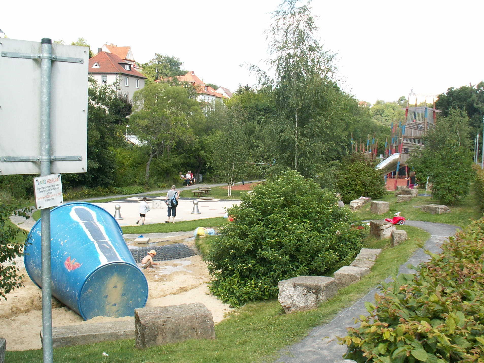 Spielplatz im Bereich der Landesgartenschau mit spielerischen Elementen (Würfel, Pöppel, Domino-Steine, Mikado-Stäbchen usw.).