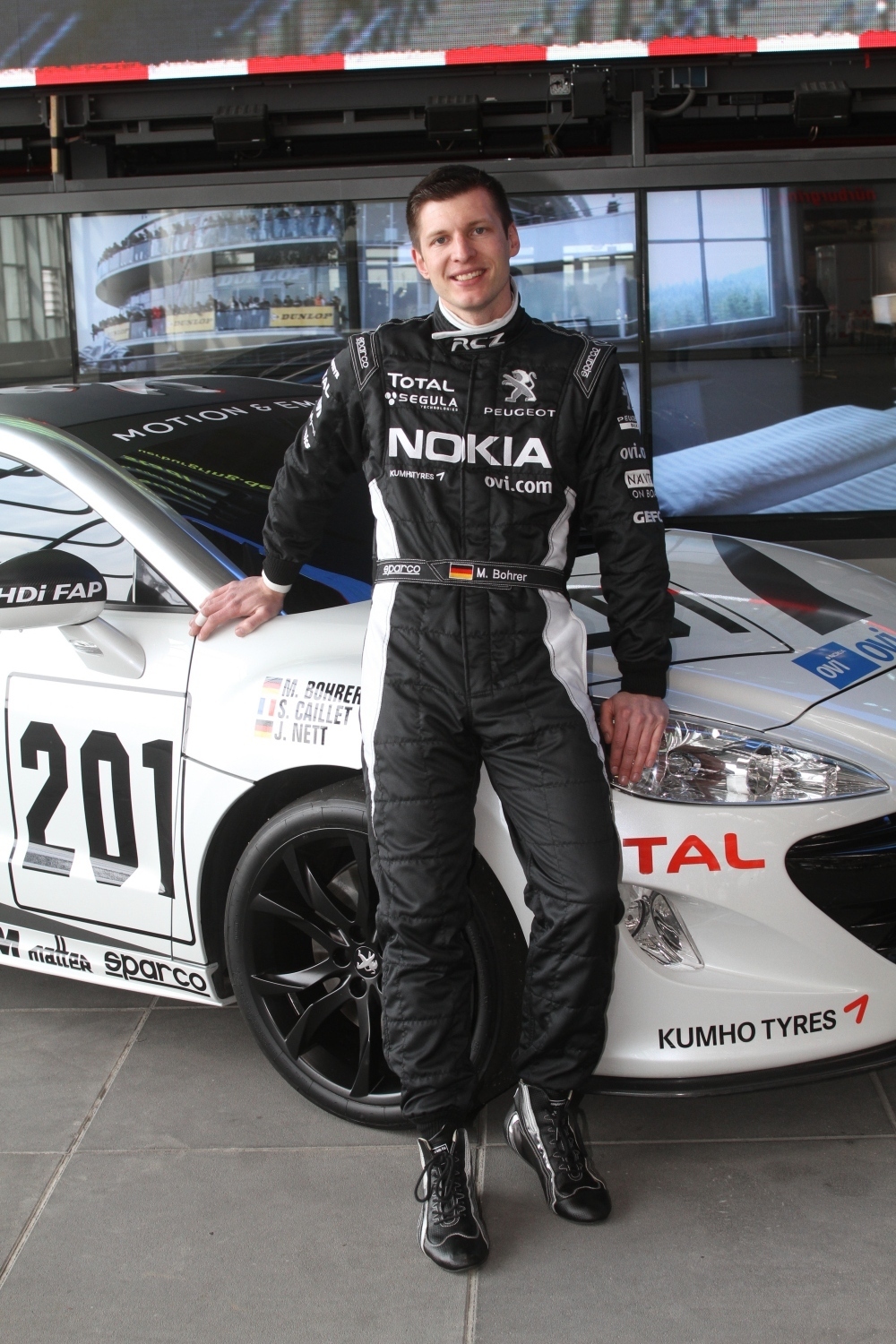 Michael Bohrer (AMC Duisburg) vor dem Peugeot RCZ HDi