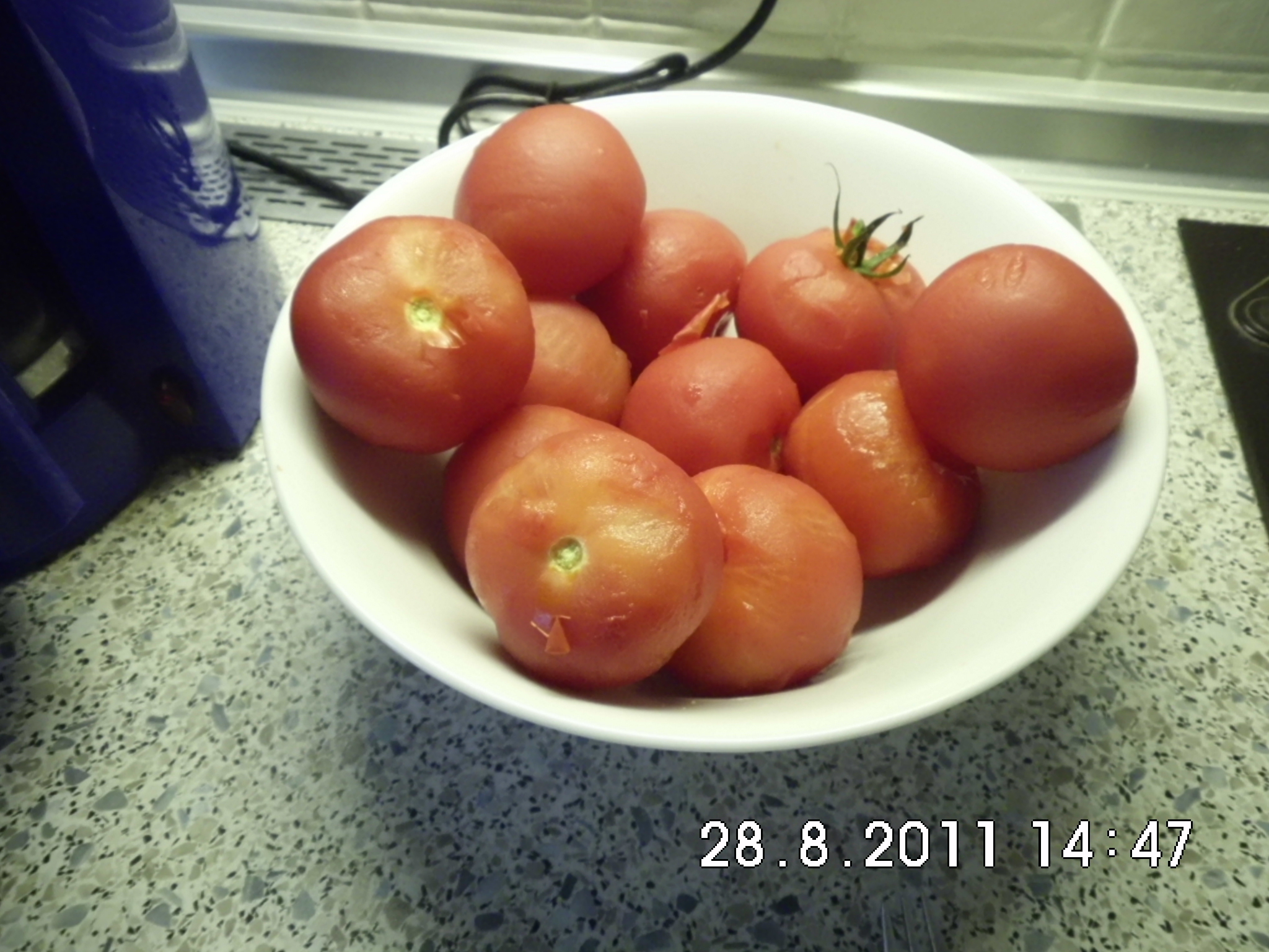 ich hatte die Tomaten kurz im heißen Wasser gelegt , kurz im kalten Wasser abgeschreckt und die Haut abgezogen