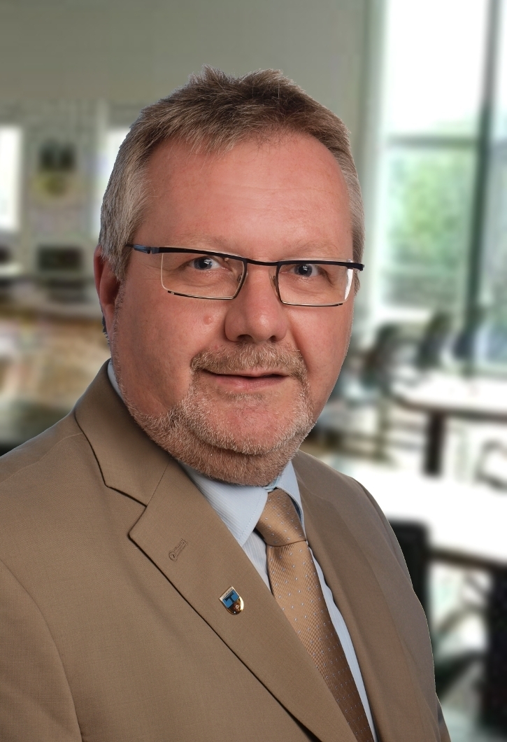 Klaus Brandt, Ratsmitglied und Kreistagsabgeordnete der SPD Bedburg-Hau, steht sowohl persönlich vor Ort als auch telefonisch in der Bürgersprechstunde bereit. Er freut sich auf den Dialog.