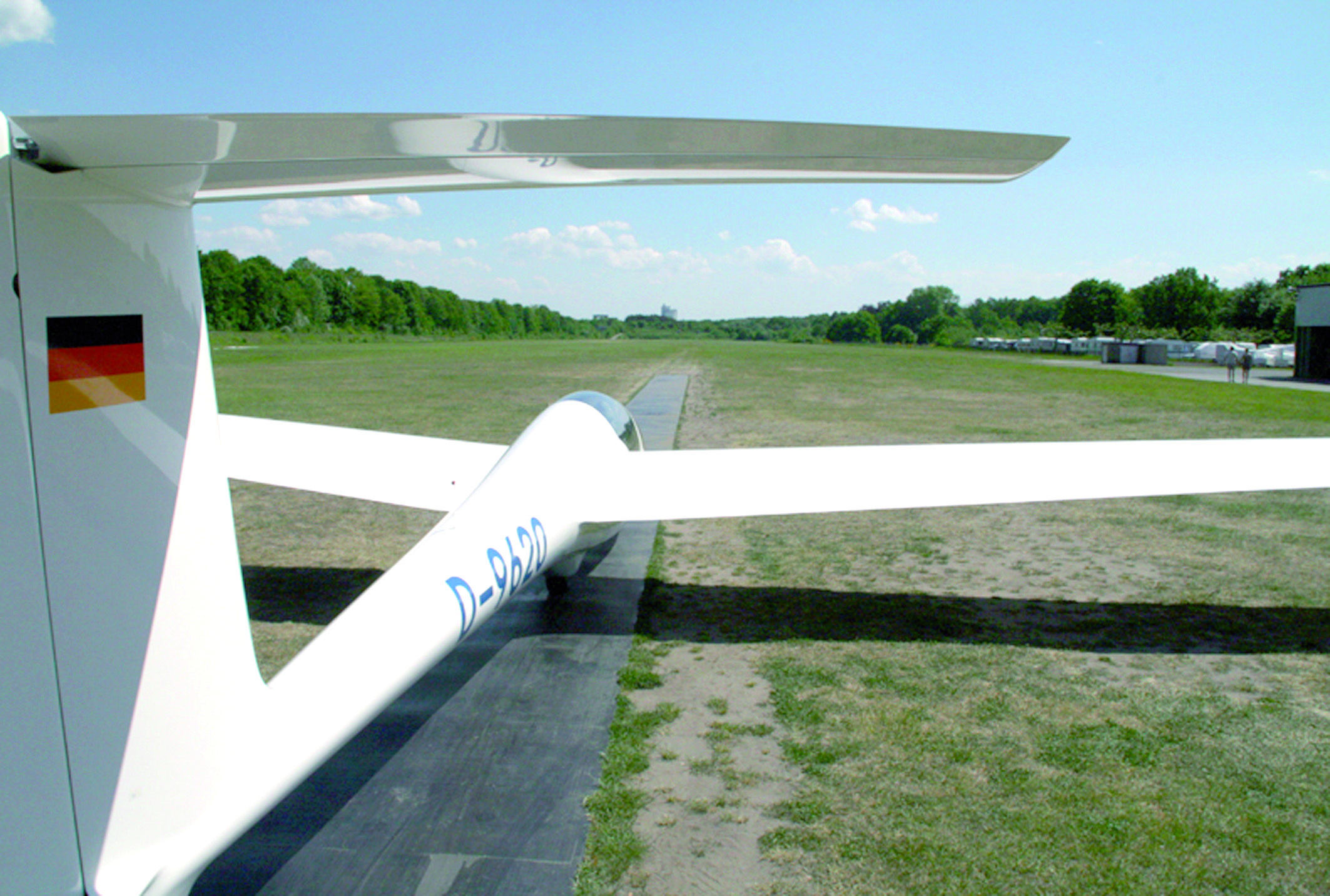 Alt und Jung wirken beim Dorstener Flugtag Hand in Hand mit. Die Jugendgruppe des LSV, die das Fliegen auf den Segelflugzeugen erlernen, hat sich bei den Vorbereitungsarbeiten mächtig ins Zeug gelegt.