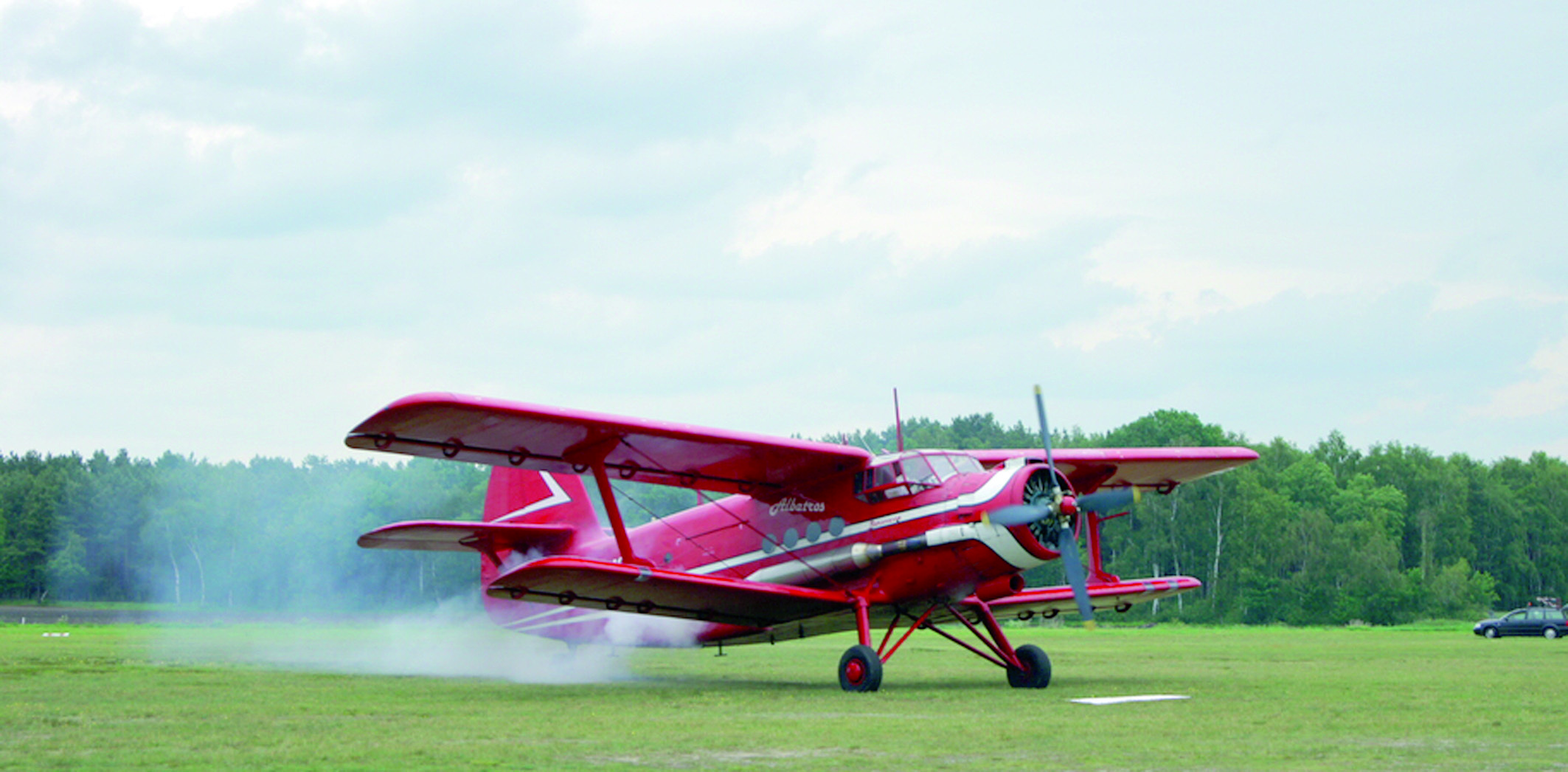 Dorsten aus der Vogelperspektive: Der Flugtag macht es möglich. Mit dem größten Doppeldecker der Welt kann eine Luftreise über Dorsten unternommen werden und gleichzeitig können die Passagiere den Zauber eines nostalgischen Flugzeuges erleben. Die Antonov war über Jahrzehnte hinweg mit über 1000 Exemplaren der fliegende Omnibus der russischen Fluglinie Aeroflot. Sie kann auf einem Sportplatz starten und landen und ihr 1000-PS Stermotor brummelt gemütlich vor sich hin. Der „Rote Baron“ chauffierte einst DDR