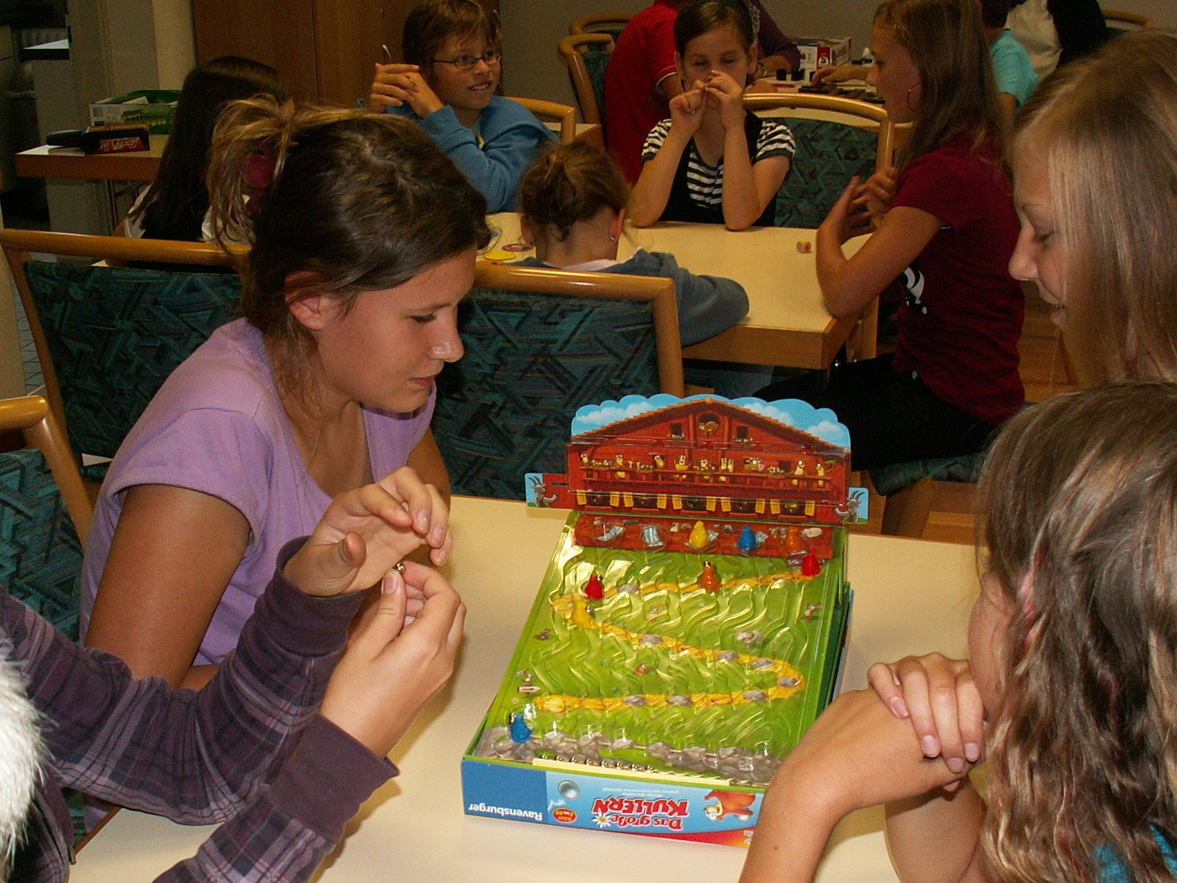 "Das große Kullern" von Ravensburger. Im Hintergrund wird "Grimaffen" gespielt.