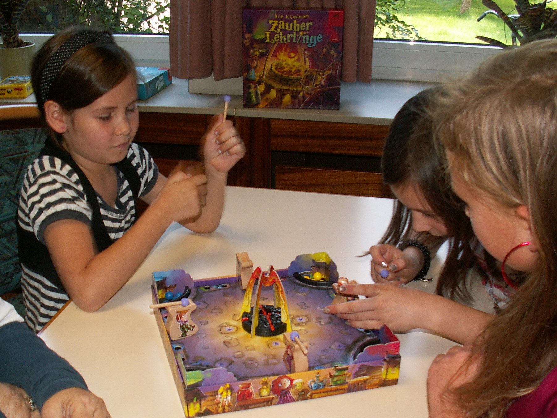 "Die kleinen Zauberlehrlinge" von Drei Magier Spiele, nominiert für das Kinderspiel des Jahres 2011.