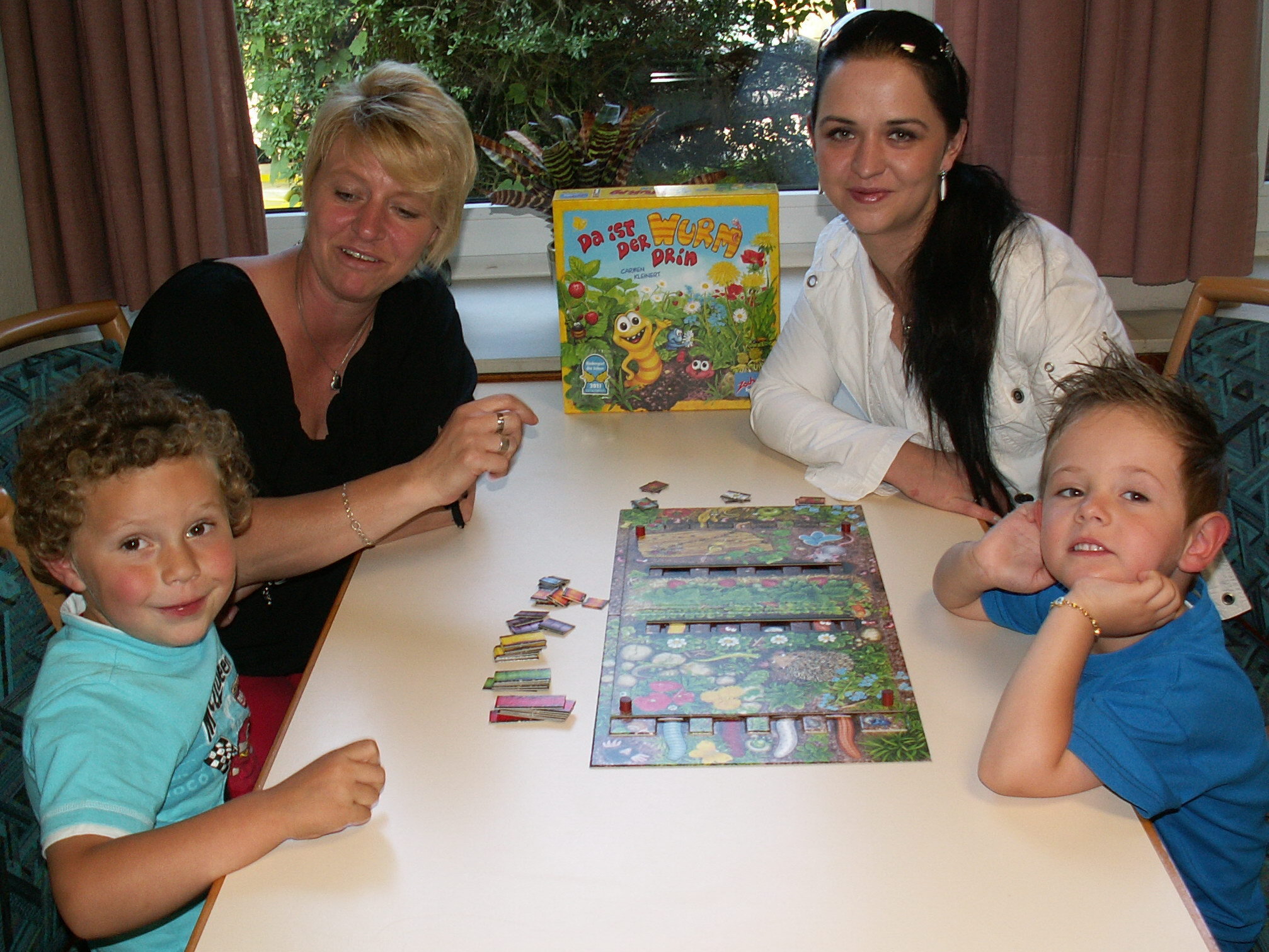 Da können sogar schon die beiden 4jährigen mit ihren Müttern zusammen spielen bei "Da ist der Wurm drin".
