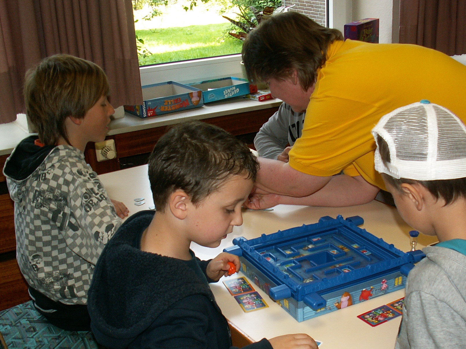 Vorne wird "Monster Falle" gespielt und hinten erklärt Silvia "Geistermühle" von Drei Magier Spiele.