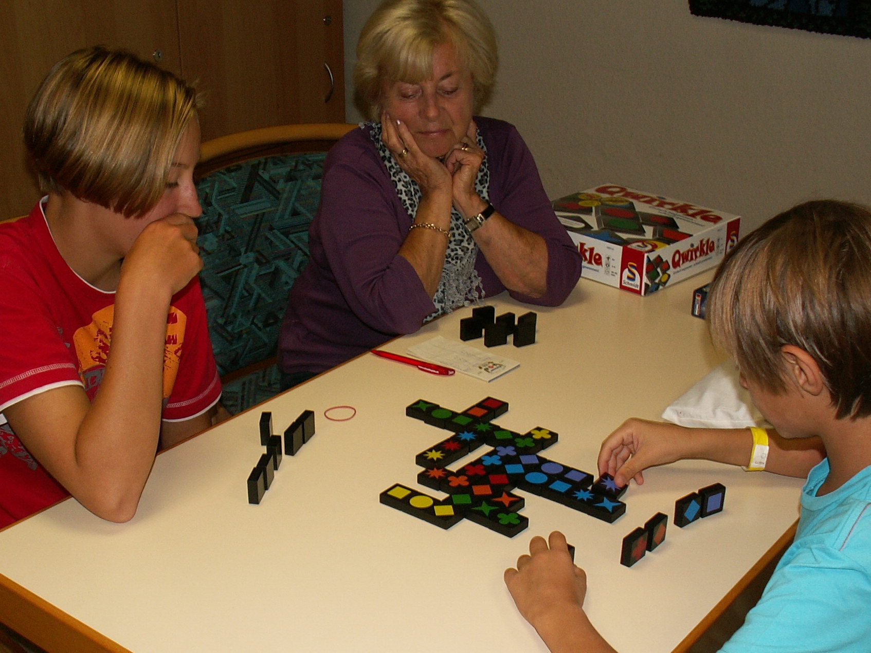 Edelgard erklärt "Qwirkle", das Spiel des Jahres 2011 von Schmidt Spiele.