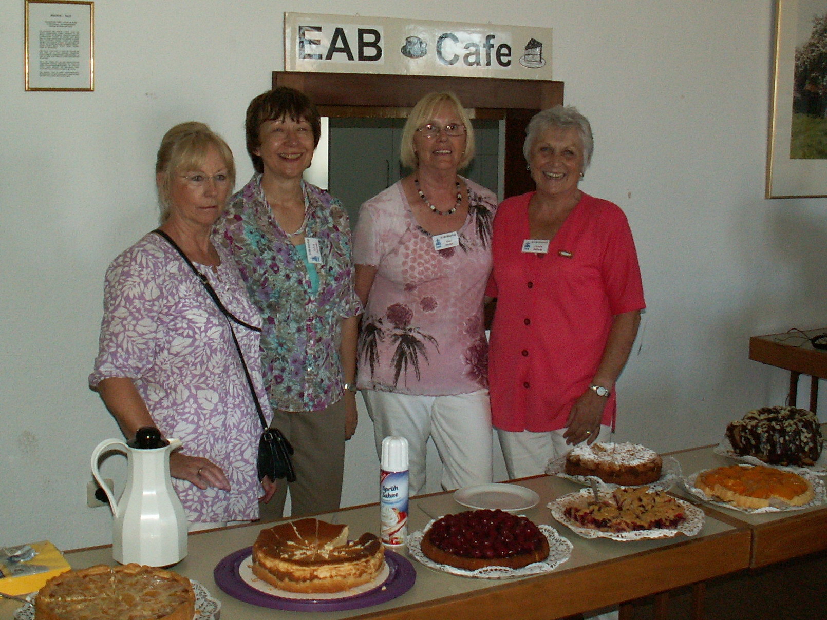 Im Gemeindesaal das EAB Café mit der großen Kuchentheke.