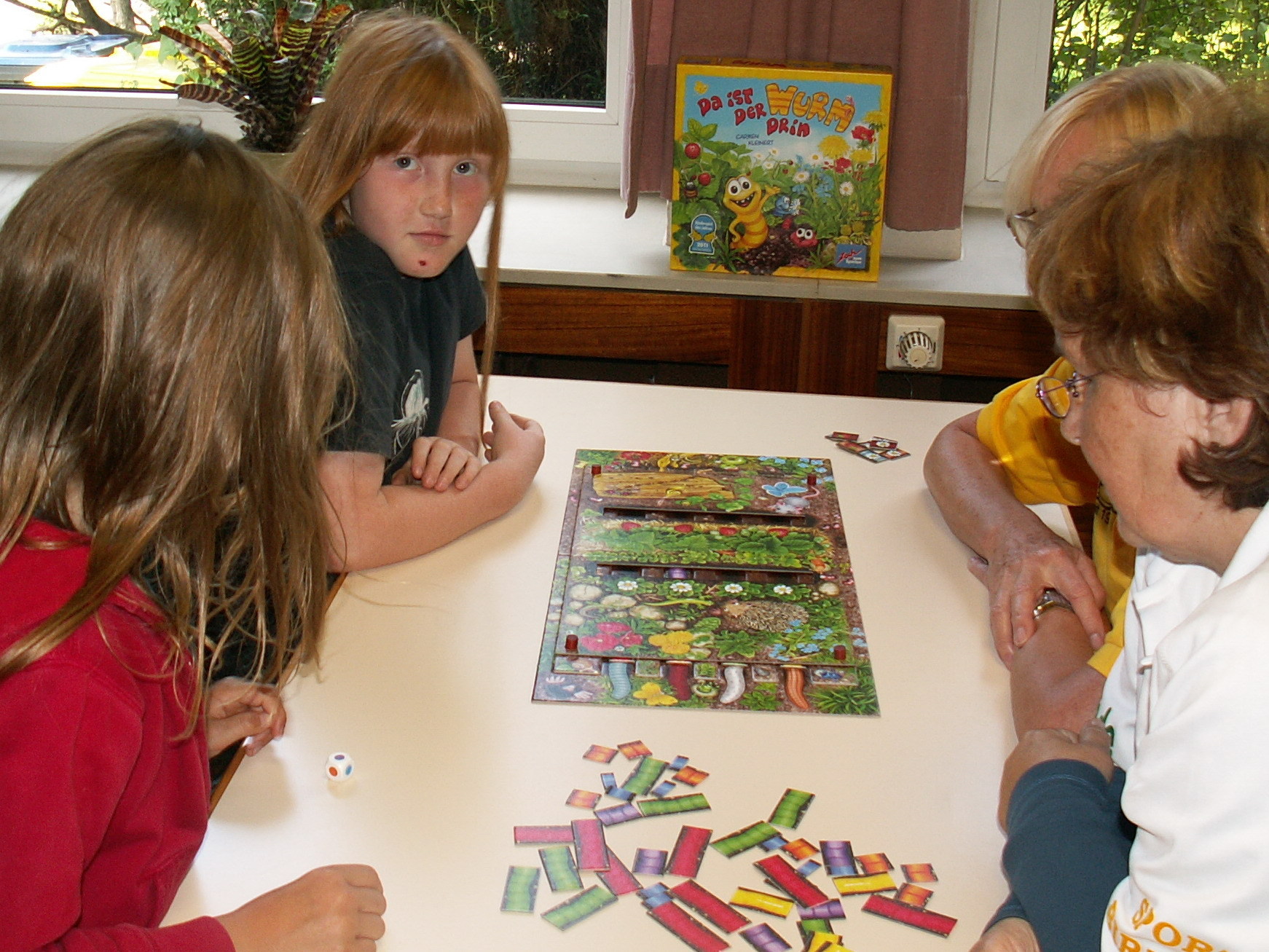 Eine Partie mit dem Kinderspiel des Jahres 2011 "Da ist der Wurm drin". Elke erklärt das Spiel.
