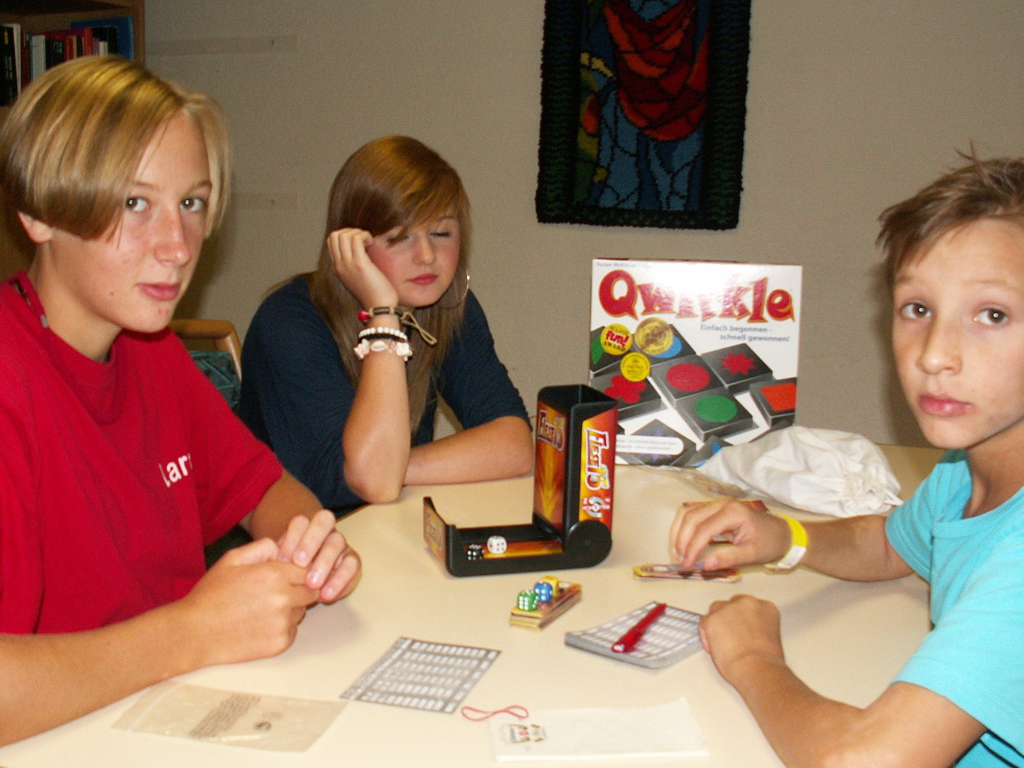Lustige Würfelei mit dem Würfelturm von "Fiese 15" von Schmidt Spiele.