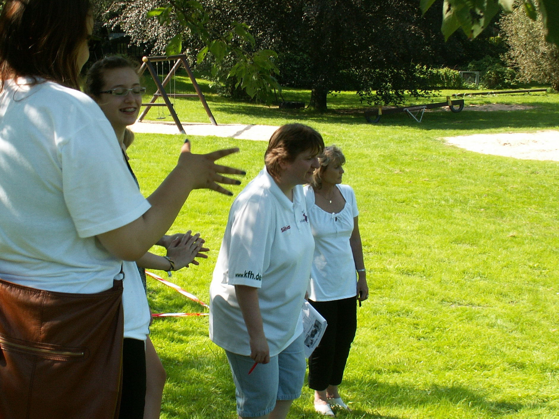 Katja erklärt den Parcour für den CrossBoule-Wettbewerb.