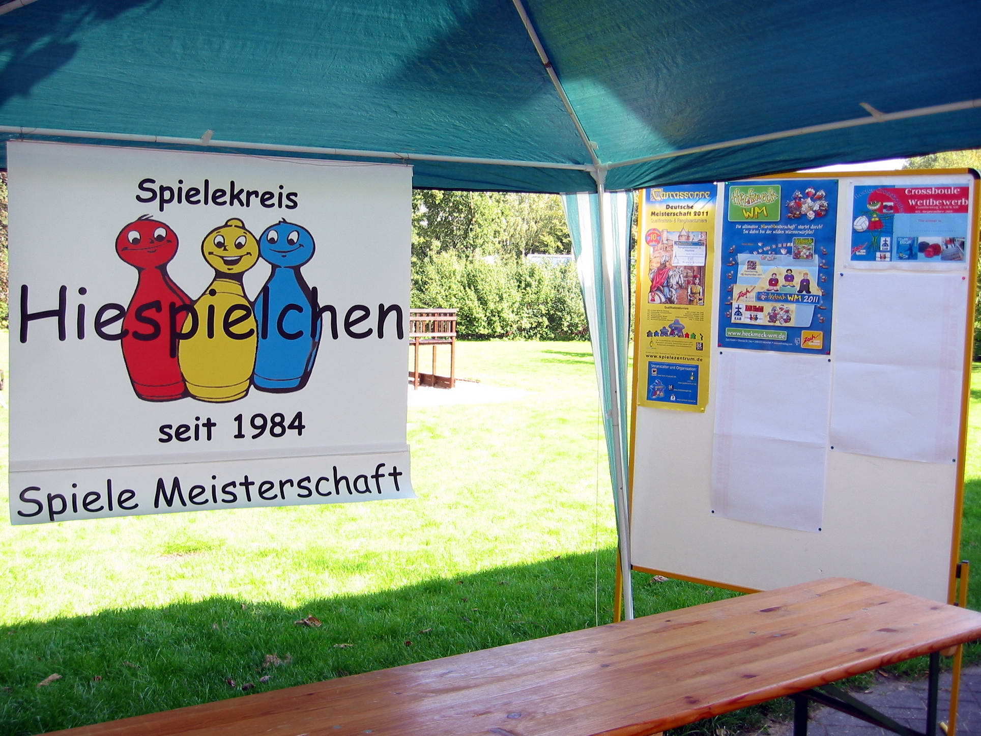 Schon am frühen Morgen wurden die Tische und Stände aufgebaut. Hier der Bereich der Hiespielchen.