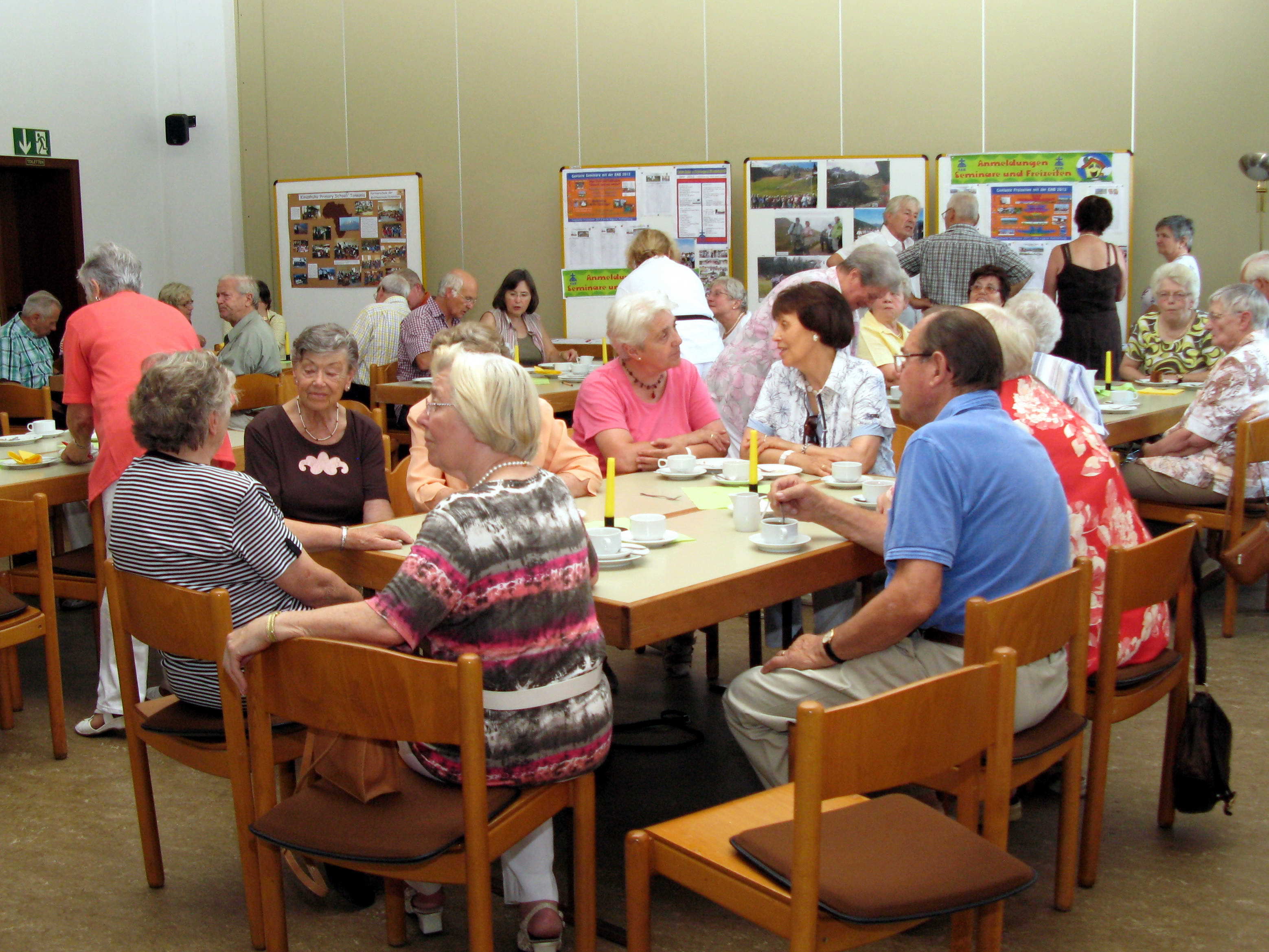 Klönen im EAB-Café und hinten die Möglichkeit sich für Seminare und Freizeiten einzutragen, z.B. für das Spieleseminar "Mensch spiel mal wieder" im März 2012 in Bad Holzhausen.