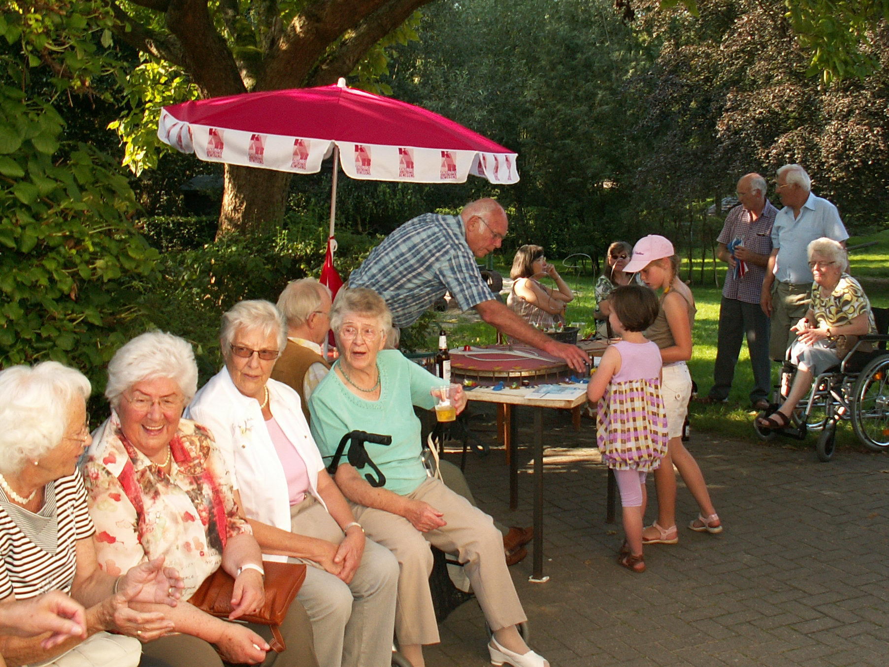 Direkt hinter dem Grill ging es zum Spielebereich mit der großen Gemeindewiese.