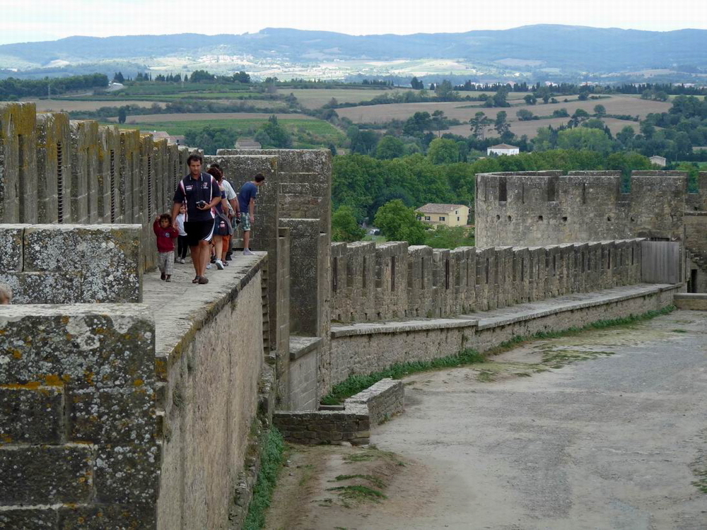 Auf der Burgmauer.