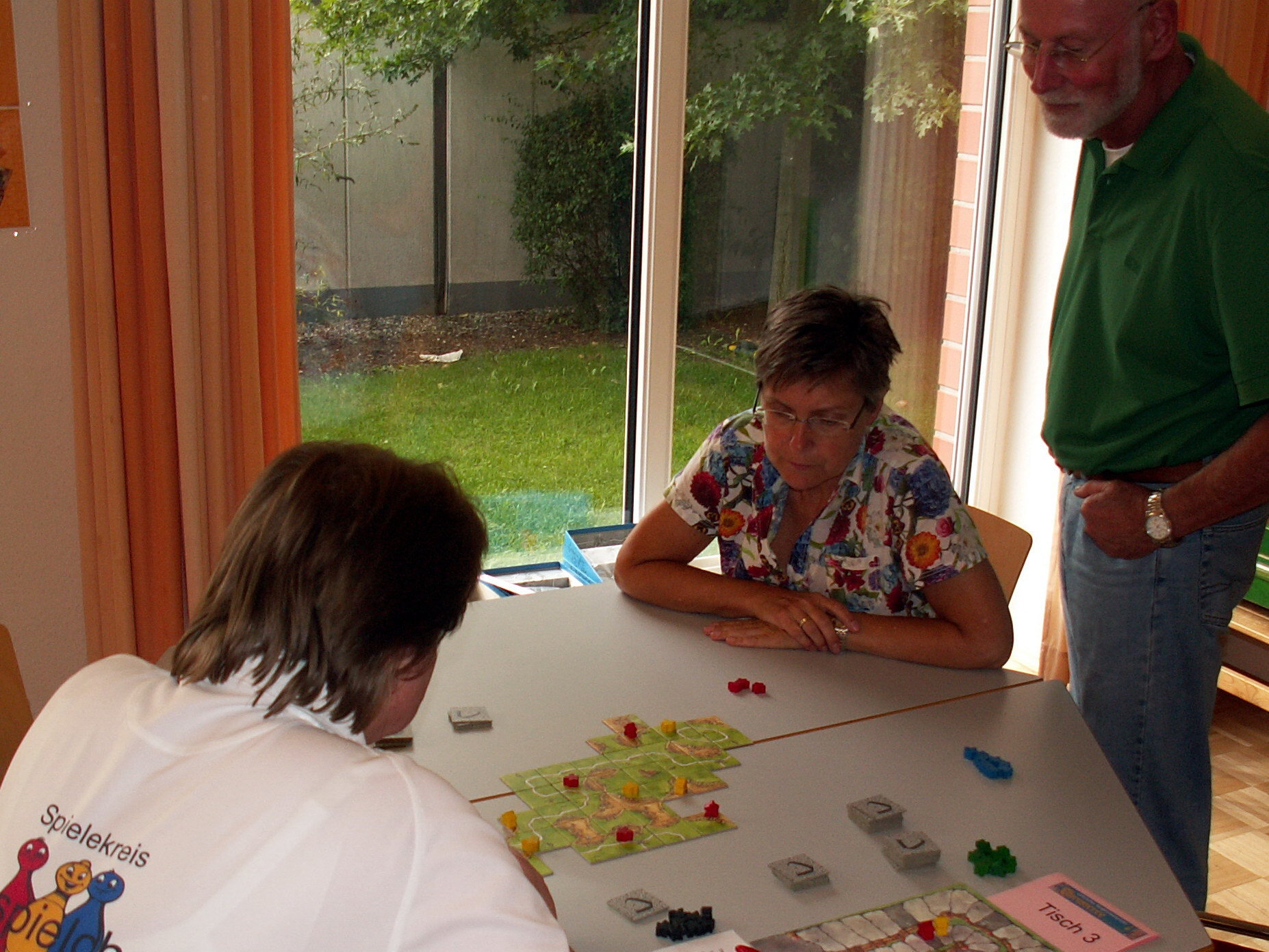 Viertelfinale zwischen Silvia und Kristiane. Gerd schaut interessiert zu.