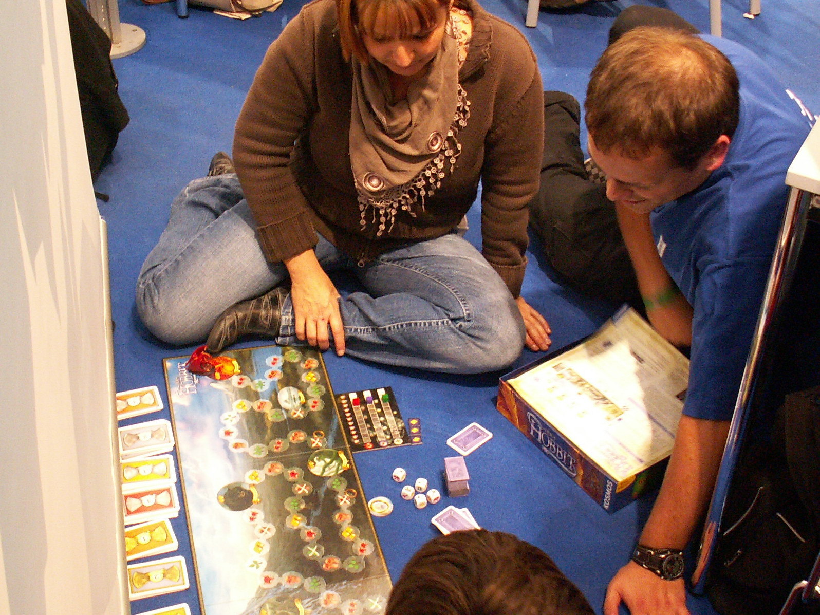 Und wer keinen Spieletisch mehr gefunden hat, spielt halt auf dem Boden gegen Smaug, den Drachen.