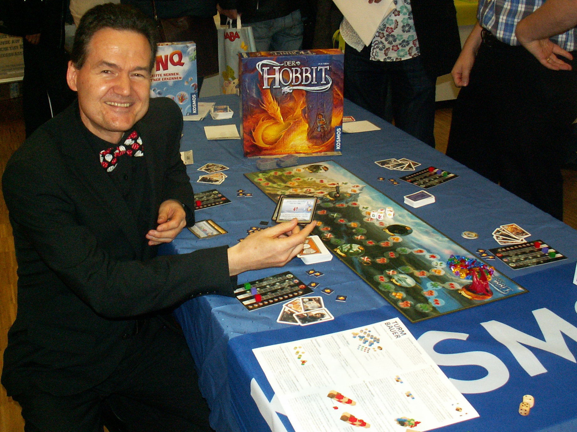 Reiner Knizia und sein neues Spiel "Der Hobbit" auf der Neuheiten-Show der SPIEL'11.