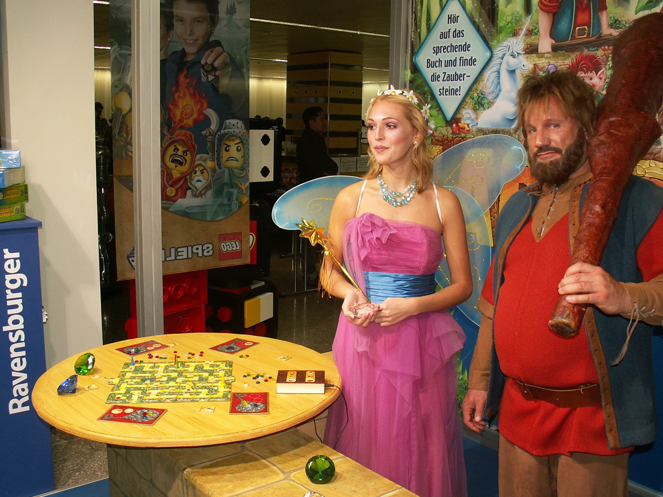 Hier wird für das Elektronik-Labyrinth mit der Keule geworben.