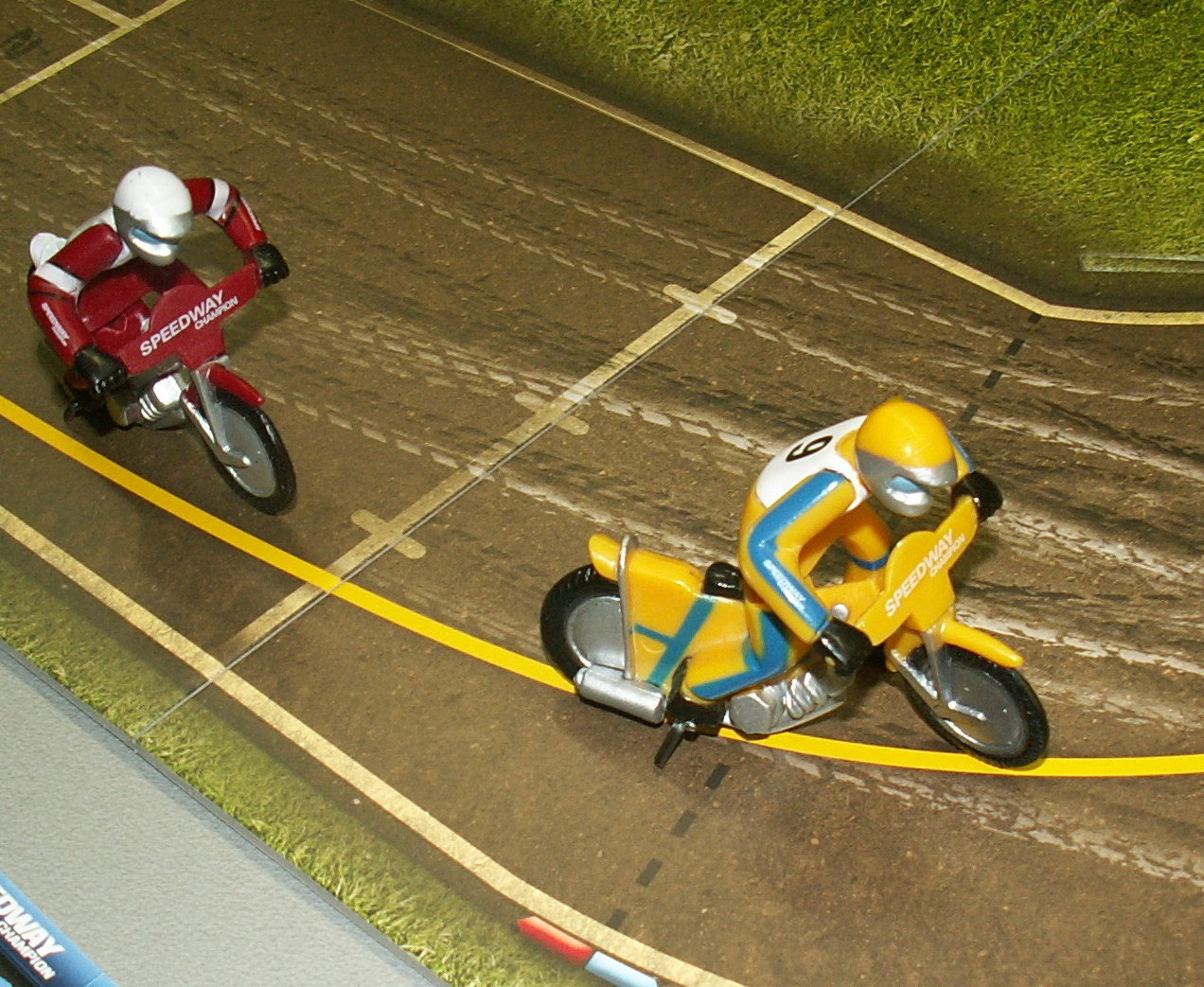 Realistische Spielfiguren bei Speedway.