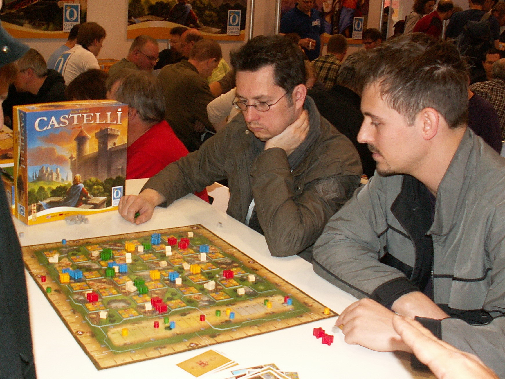 Marco und Marcel testen Castelli bei Queen-Games.