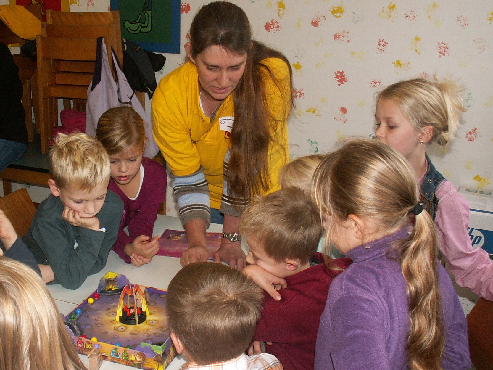 Sabine erklärt das Spiel bei den Hiesfelder Brettspielmeisterschaften.
