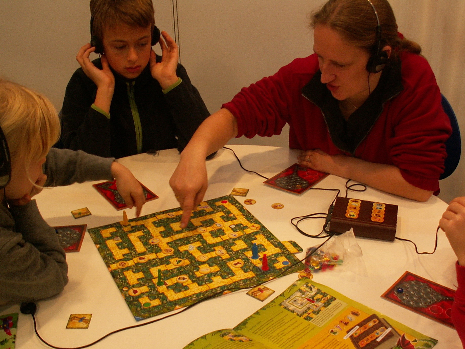 In einem abgeschirmten Bereich am Ravensburger Stand die Elektronikspiele - hier das Elektronik-Labyrinth.