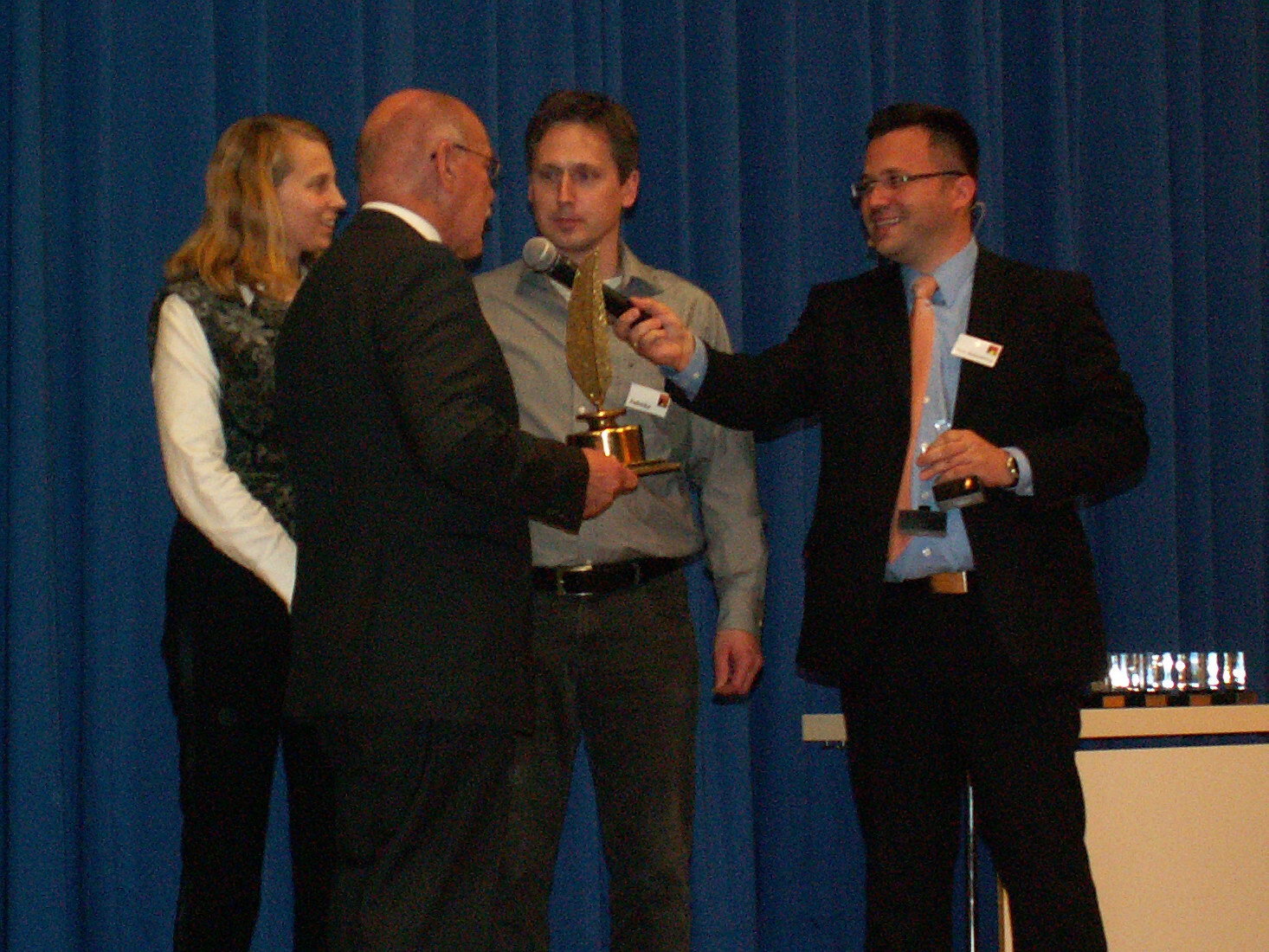 Die "Goldene Feder 2011" geht an Britta Stöckmann und Jens Jahnke vom Igramoon Spieleverlag.